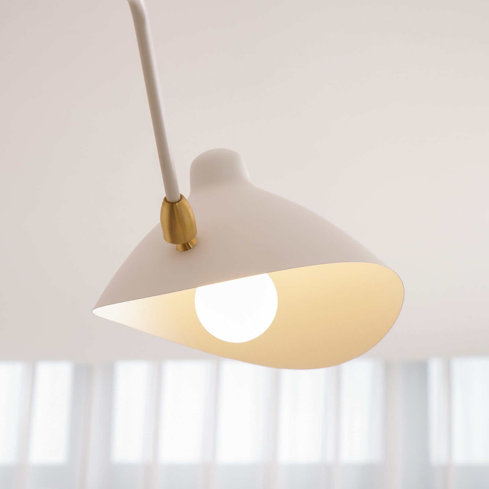 Verstelbare Spinlamp Multi-Arm Plafondlamp Industriële Design Messing Details Zwart Wit Scandinavisch Modern | Sansoti