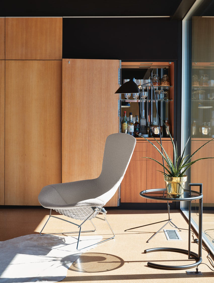 Industriële Vloerlamp Zwart Mat met Messing Accenten — Verstelbare Spot op Tripod Basis — E26/E27 fitting tot 40W — Scandinavisch Design voor Woonkamer & Leeshoek | Sansoti