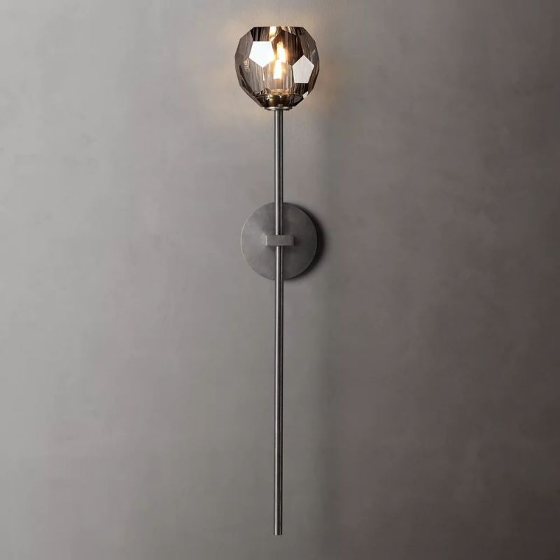 Applique murale en cristal avec boule en verre et finition en laiton pour un éclairage d’ambiance du salon, de la chambre et de l’entrée | Sansoti