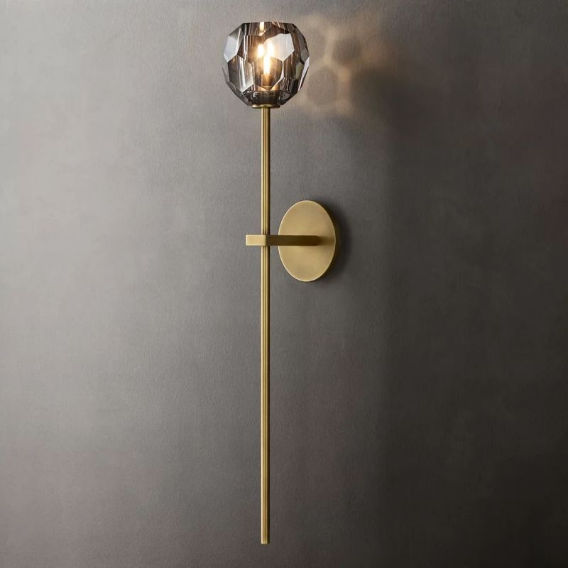 Applique murale en cristal avec boule en verre et finition en laiton pour un éclairage d’ambiance du salon, de la chambre et de l’entrée | Sansoti