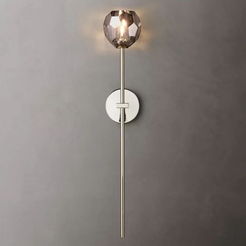 Applique murale en cristal avec boule en verre et finition en laiton pour un éclairage d’ambiance du salon, de la chambre et de l’entrée | Sansoti