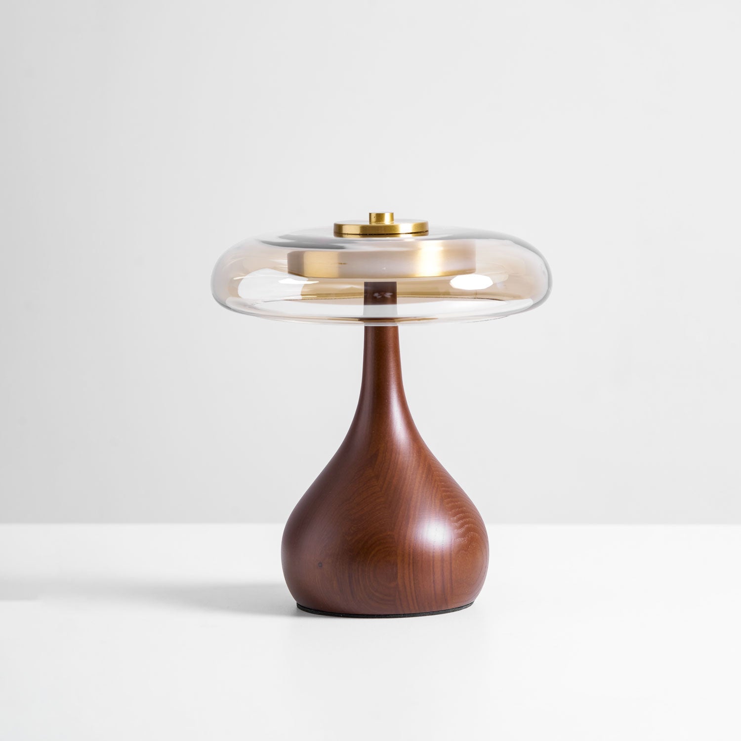 Tafellamp met Gebogen Houten Voet en Amberen Glazen Kap - Modern Scandinavisch Design - Warmwit Licht - Plug-in 150 cm Snoer - ø 8,7" - 2 Hoogtes | Sansoti