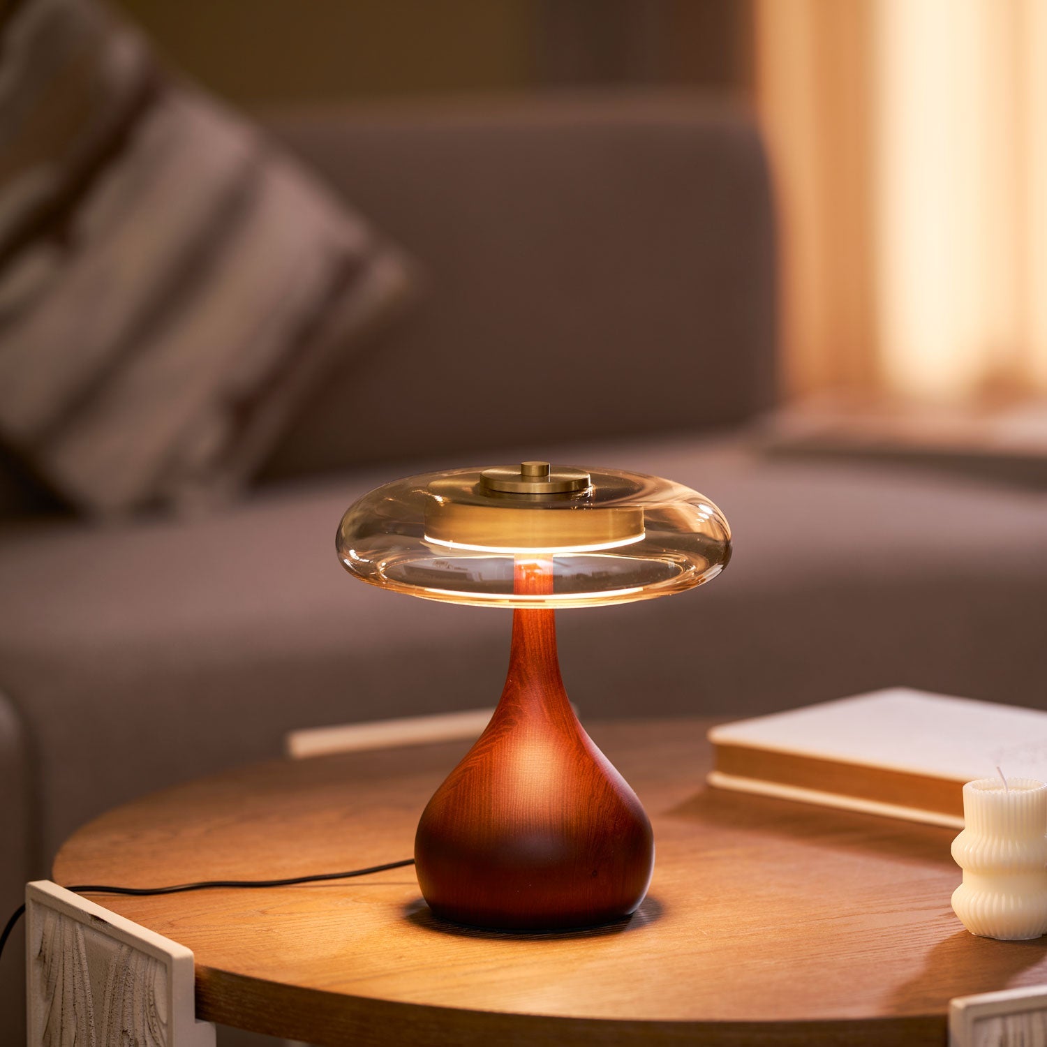 Tafellamp met Gebogen Houten Voet en Amberen Glazen Kap - Modern Scandinavisch Design - Warmwit Licht - Plug-in 150 cm Snoer - ø 8,7" - 2 Hoogtes | Sansoti