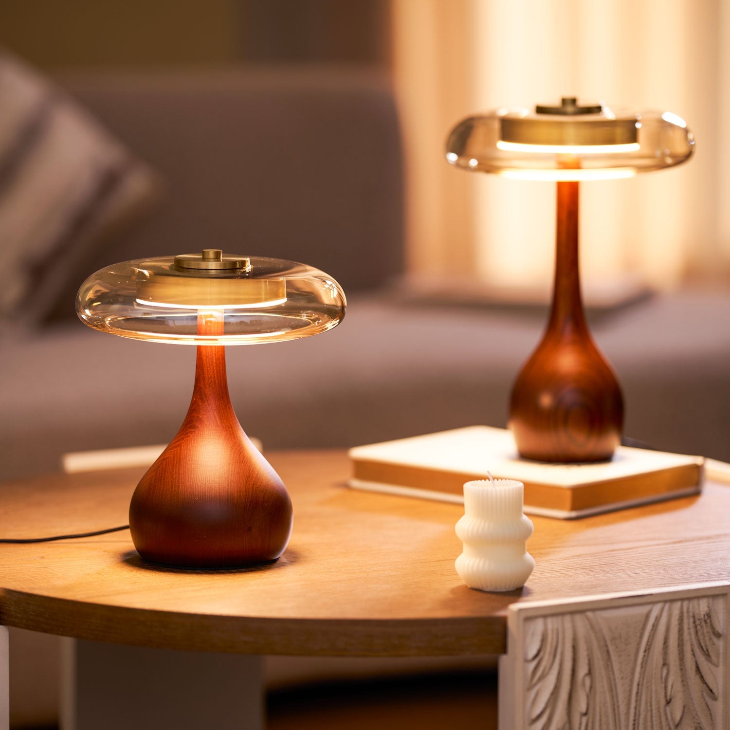 Tafellamp met Gebogen Houten Voet en Amberen Glazen Kap - Modern Scandinavisch Design - Warmwit Licht - Plug-in 150 cm Snoer - ø 8,7" - 2 Hoogtes | Sansoti