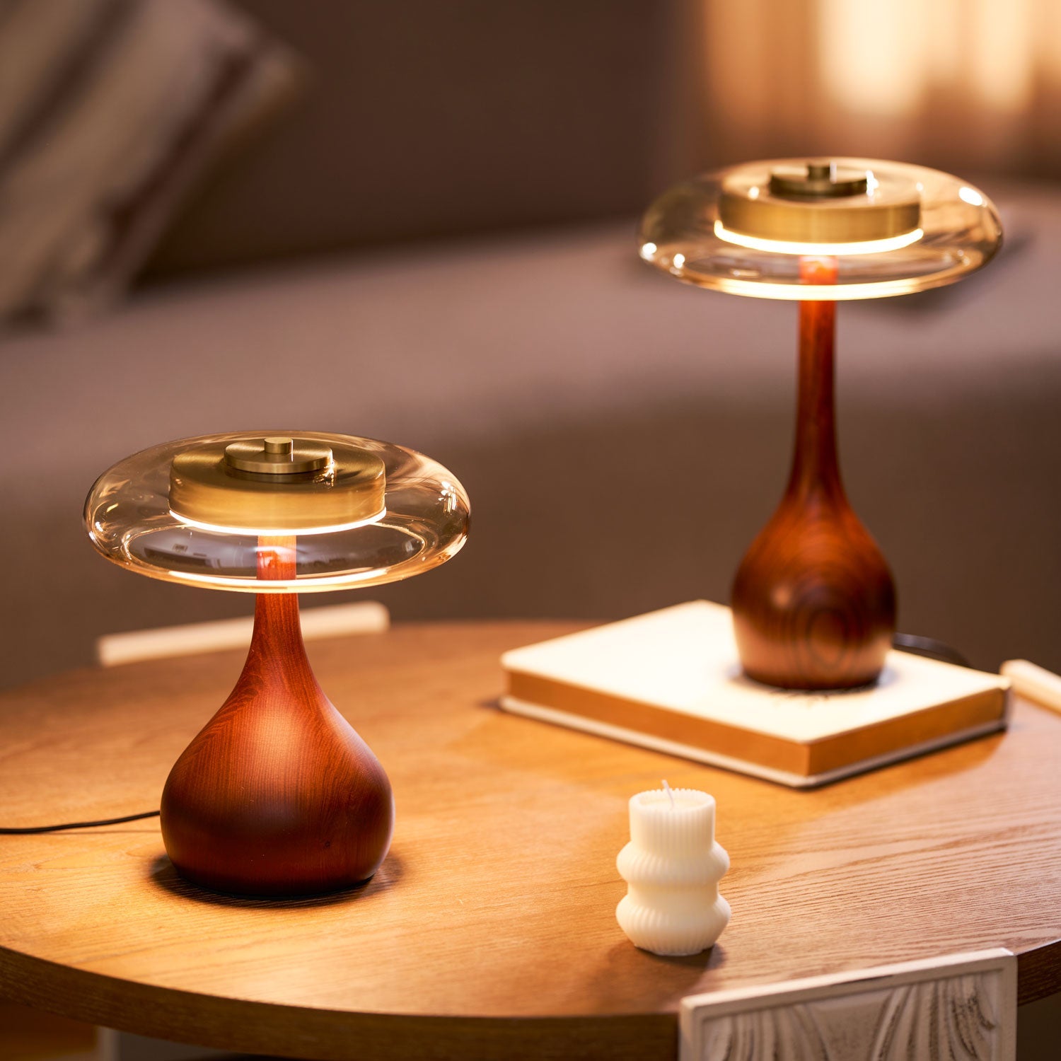 Tafellamp met Gebogen Houten Voet en Amberen Glazen Kap - Modern Scandinavisch Design - Warmwit Licht - Plug-in 150 cm Snoer - ø 8,7" - 2 Hoogtes | Sansoti