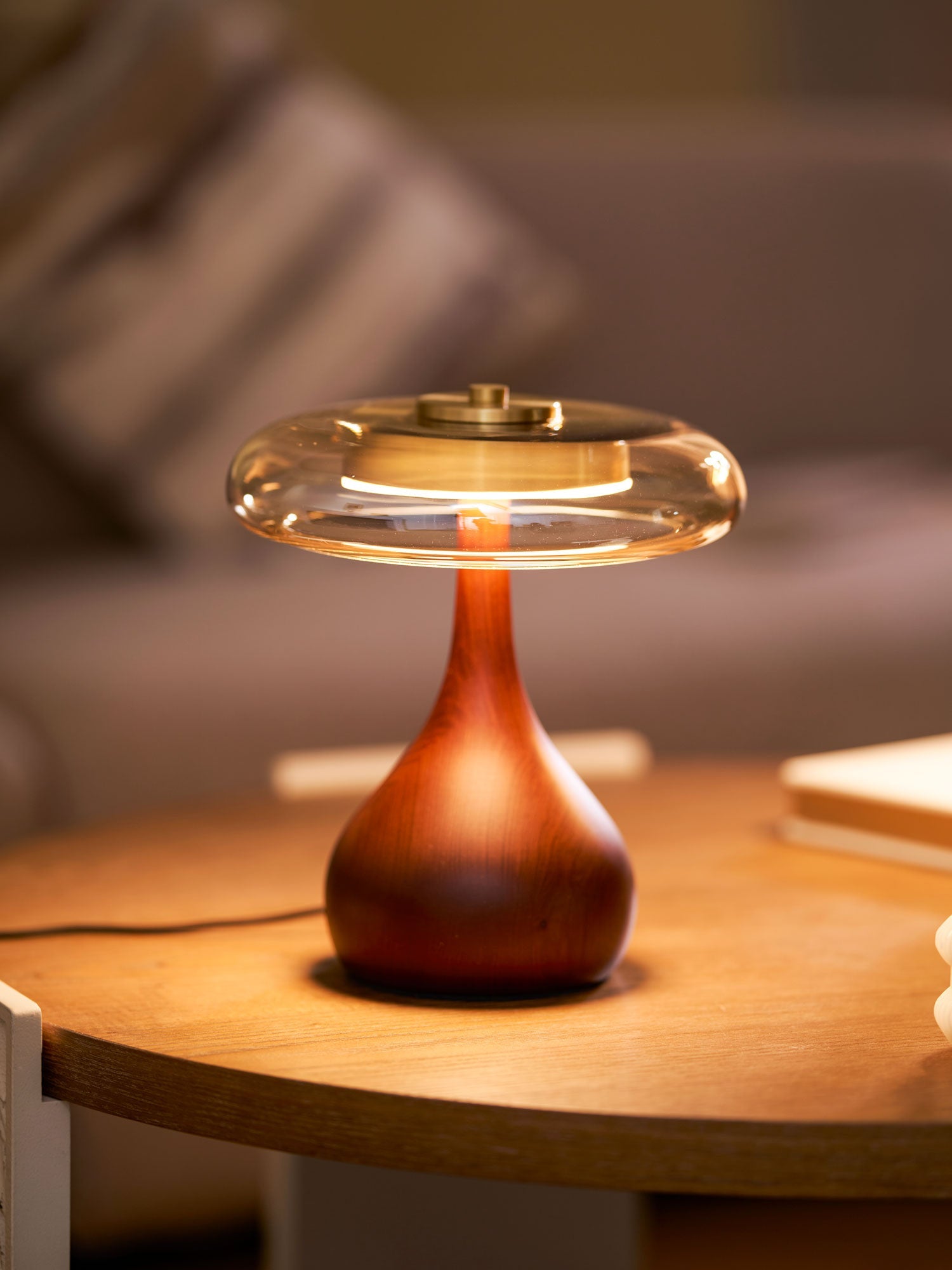 Tafellamp met Gebogen Houten Voet en Amberen Glazen Kap - Modern Scandinavisch Design - Warmwit Licht - Plug-in 150 cm Snoer - ø 8,7" - 2 Hoogtes | Sansoti