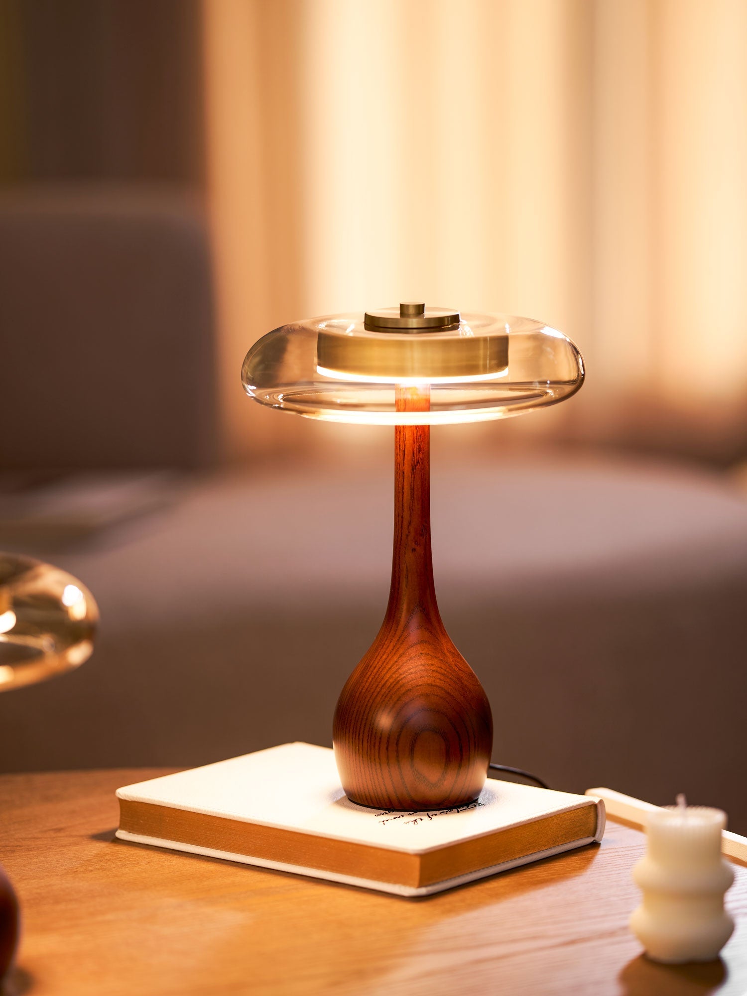 Tafellamp met Gebogen Houten Voet en Amberen Glazen Kap - Modern Scandinavisch Design - Warmwit Licht - Plug-in 150 cm Snoer - ø 8,7" - 2 Hoogtes | Sansoti