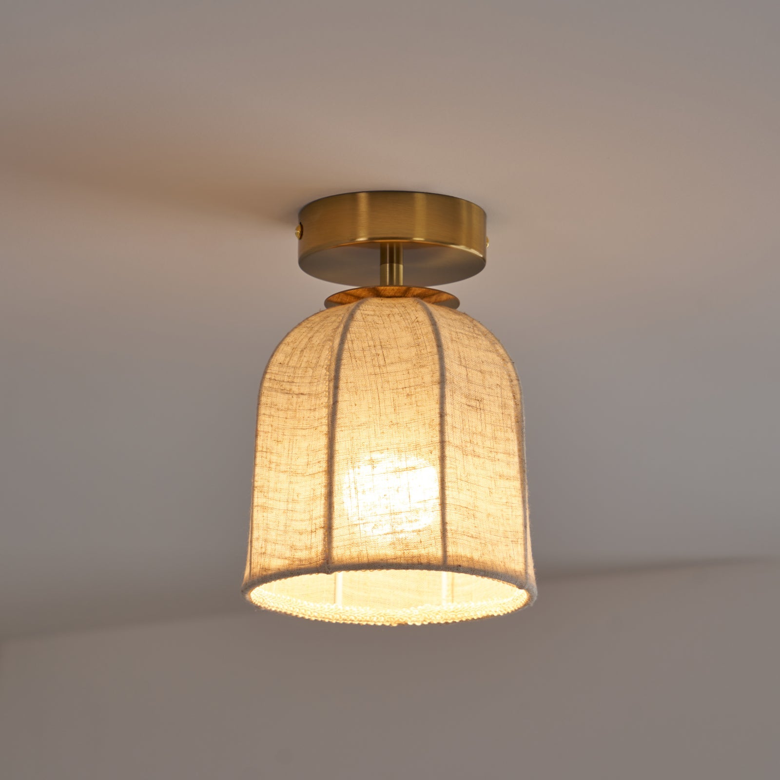 Linnen plafondlamp met gouden ijzeren frame rustiek design warm sfeerlicht voor slaapkamer woonkamer hal entree landelijk | Sansoti