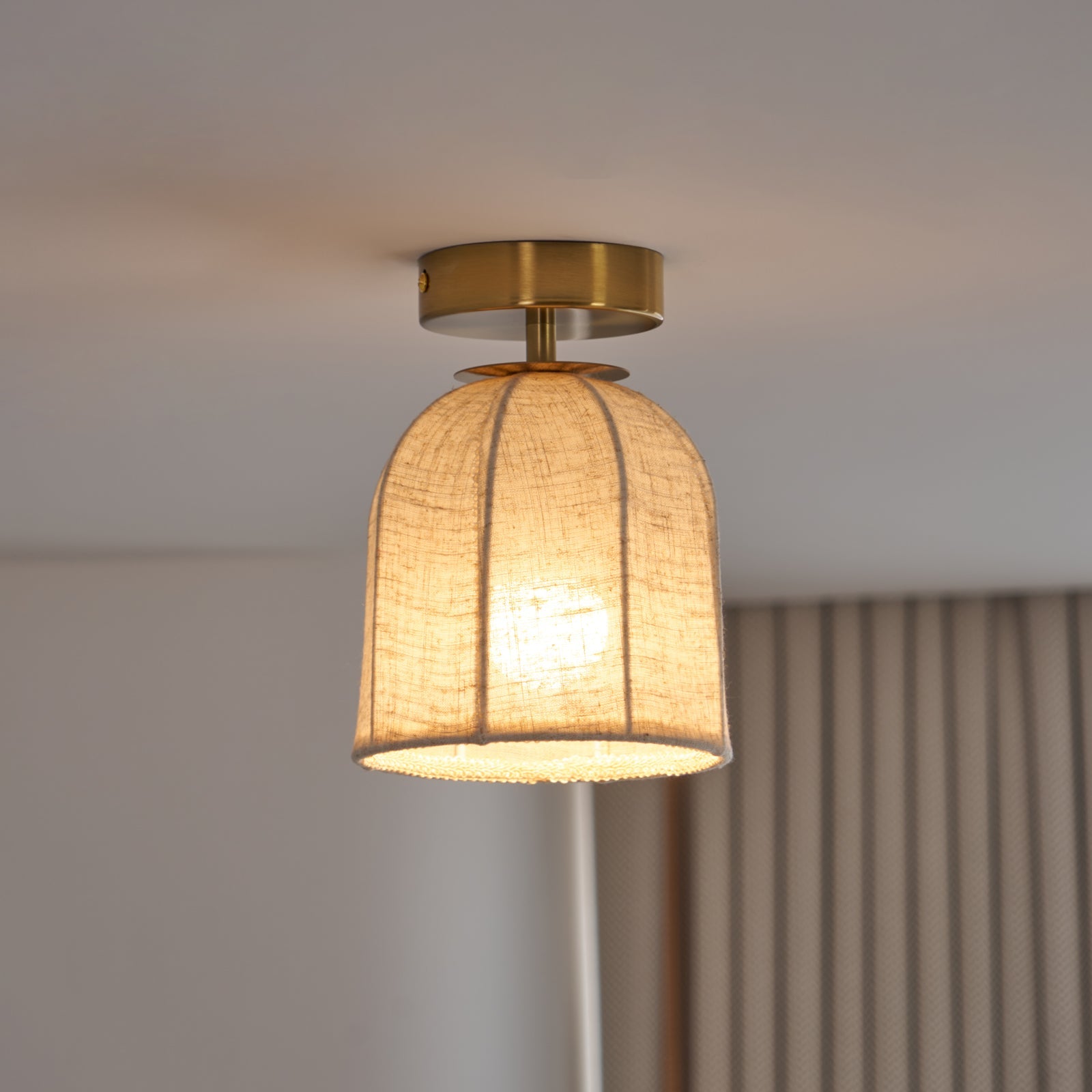 Linnen plafondlamp met gouden ijzeren frame rustiek design warm sfeerlicht voor slaapkamer woonkamer hal entree landelijk | Sansoti