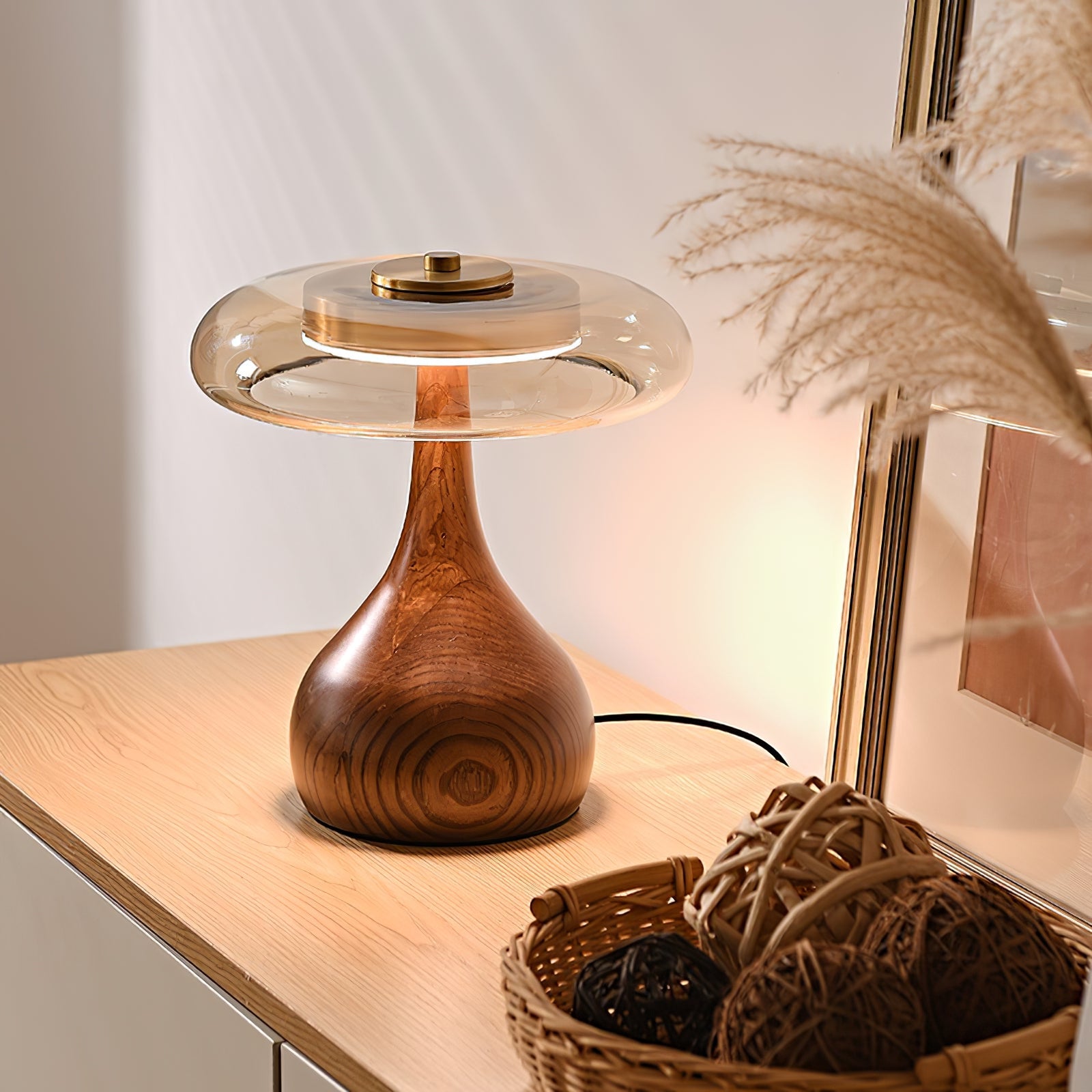 Tafellamp met Gebogen Houten Voet en Amberen Glazen Kap - Modern Scandinavisch Design - Warmwit Licht - Plug-in 150 cm Snoer - ø 8,7" - 2 Hoogtes | Sansoti