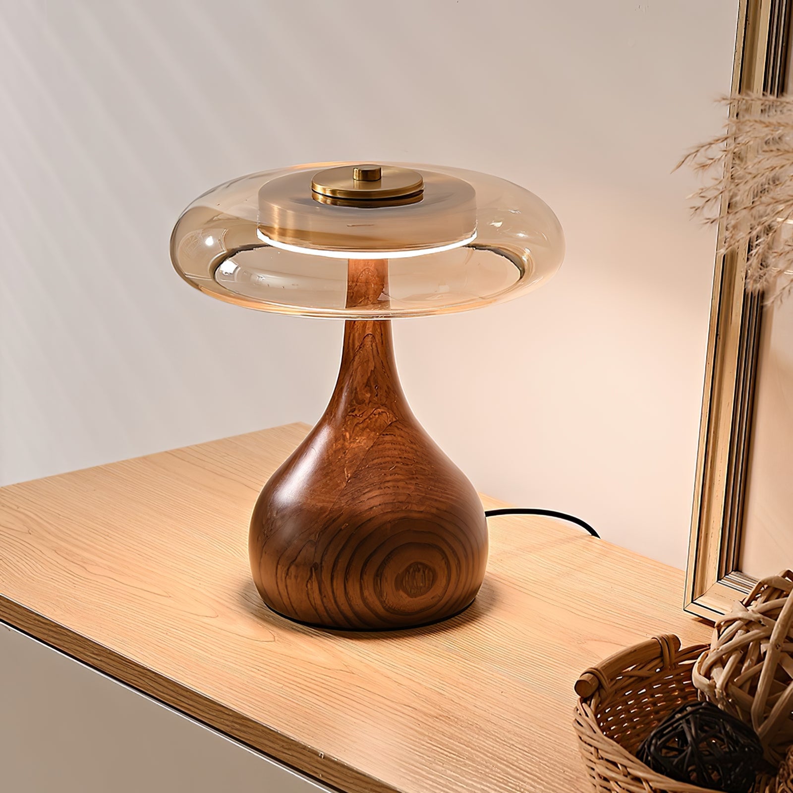 Tafellamp met Gebogen Houten Voet en Amberen Glazen Kap - Modern Scandinavisch Design - Warmwit Licht - Plug-in 150 cm Snoer - ø 8,7" - 2 Hoogtes | Sansoti