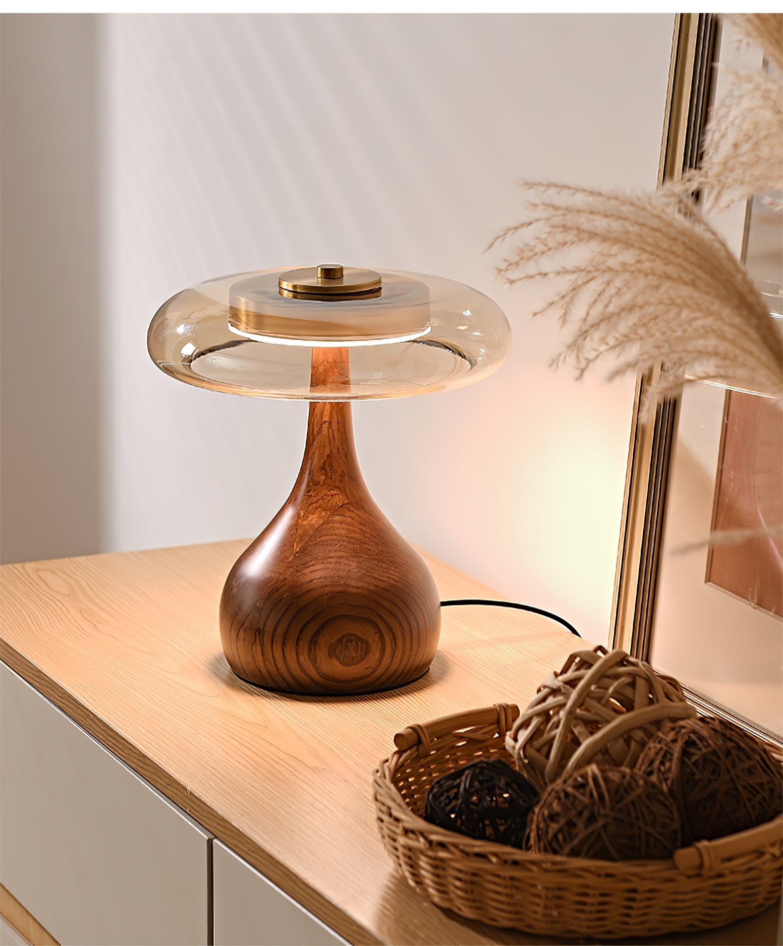 Tafellamp met Gebogen Houten Voet en Amberen Glazen Kap - Modern Scandinavisch Design - Warmwit Licht - Plug-in 150 cm Snoer - ø 8,7" - 2 Hoogtes | Sansoti