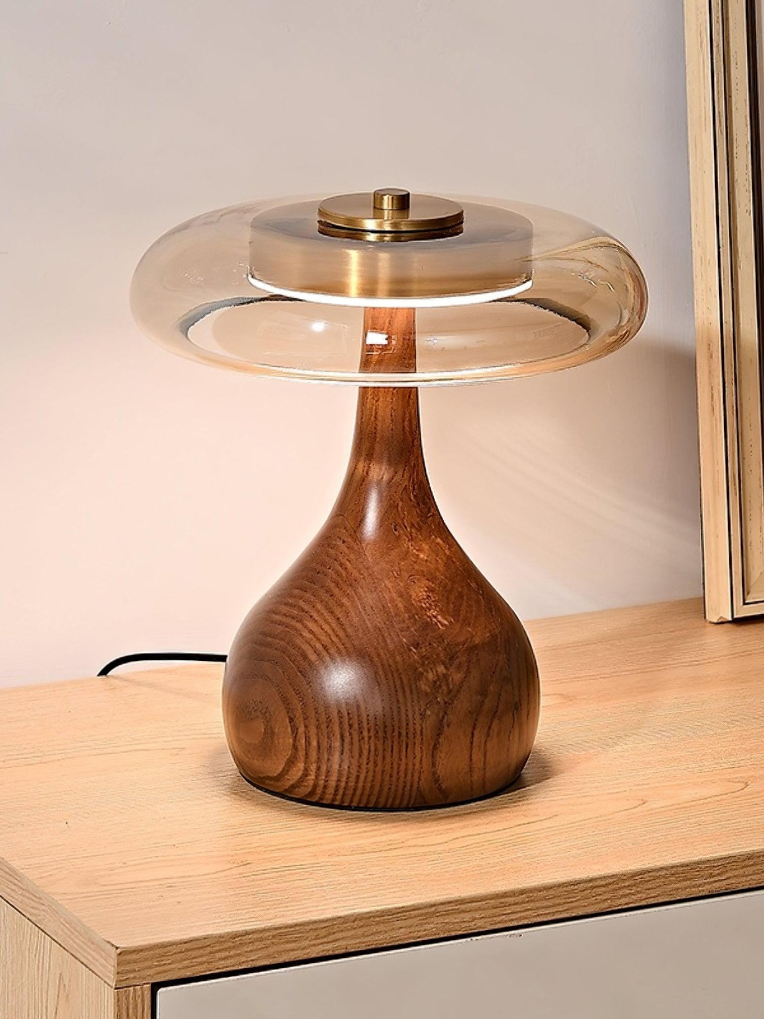Tafellamp met Gebogen Houten Voet en Amberen Glazen Kap - Modern Scandinavisch Design - Warmwit Licht - Plug-in 150 cm Snoer - ø 8,7" - 2 Hoogtes | Sansoti