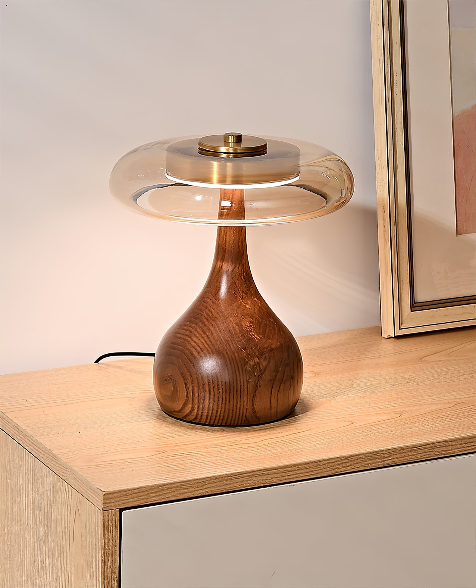 Tafellamp met Gebogen Houten Voet en Amberen Glazen Kap - Modern Scandinavisch Design - Warmwit Licht - Plug-in 150 cm Snoer - ø 8,7" - 2 Hoogtes | Sansoti
