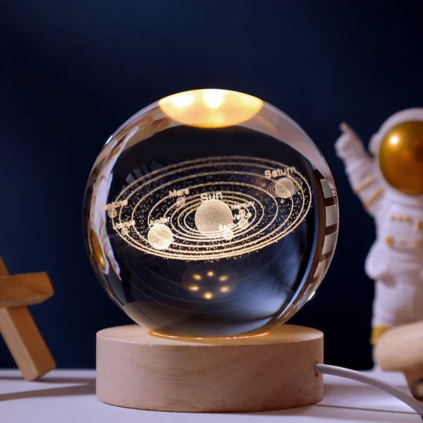 Glazen Bol met LED Verlichting 7cm Kosmos Ontwerp Decoratieve Nachtlamp Houten Standaard USB Sfeerlamp | Sansoti