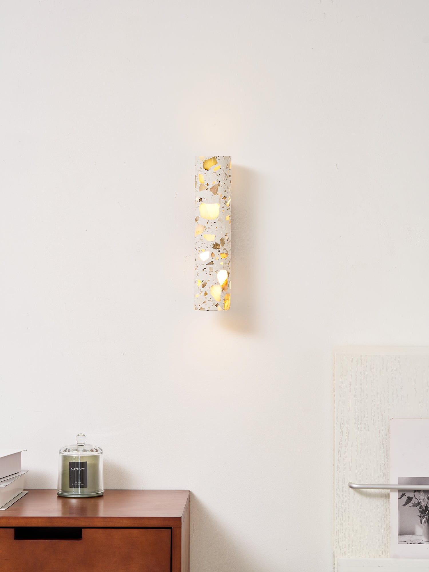 Wandlamp Terrazzo Cilinder – Walnoot Houten Basis – Handgemaakt Natuursteen – Retro Kolom Design – Warm Licht G9 – Woonkamer Slaapkamer Gang | Sansoti