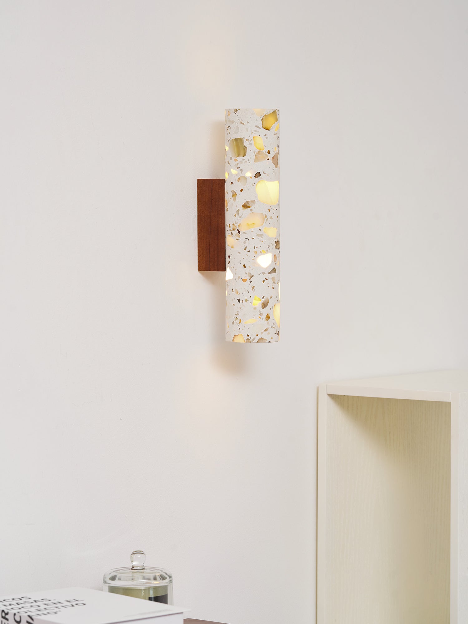Wandlamp Terrazzo Cilinder – Walnoot Houten Basis – Handgemaakt Natuursteen – Retro Kolom Design – Warm Licht G9 – Woonkamer Slaapkamer Gang | Sansoti