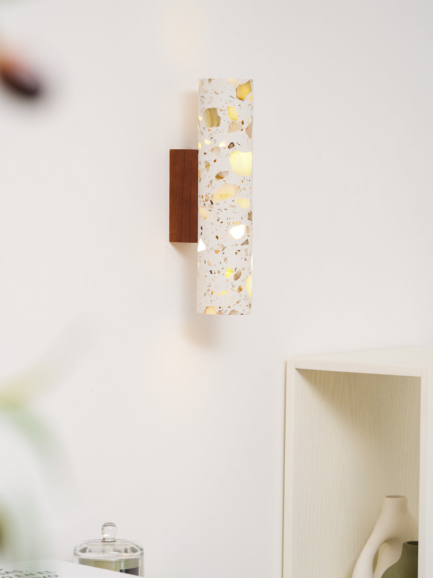 Wandlamp Terrazzo Cilinder – Walnoot Houten Basis – Handgemaakt Natuursteen – Retro Kolom Design – Warm Licht G9 – Woonkamer Slaapkamer Gang | Sansoti