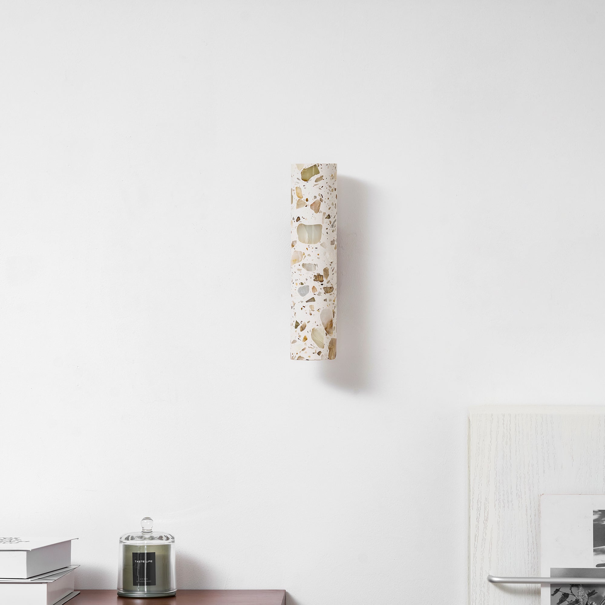 Wandlamp Terrazzo Cilinder – Walnoot Houten Basis – Handgemaakt Natuursteen – Retro Kolom Design – Warm Licht G9 – Woonkamer Slaapkamer Gang | Sansoti