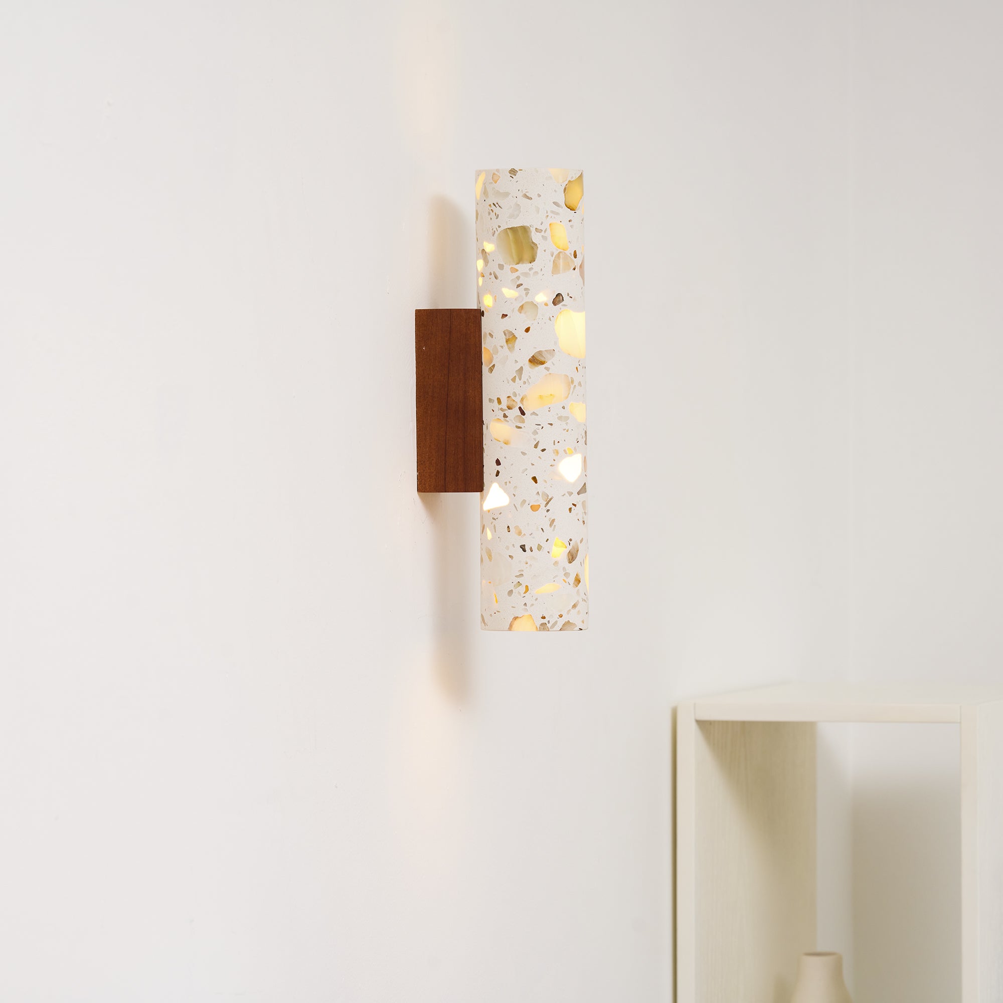 Wandlamp Terrazzo Cilinder – Walnoot Houten Basis – Handgemaakt Natuursteen – Retro Kolom Design – Warm Licht G9 – Woonkamer Slaapkamer Gang | Sansoti