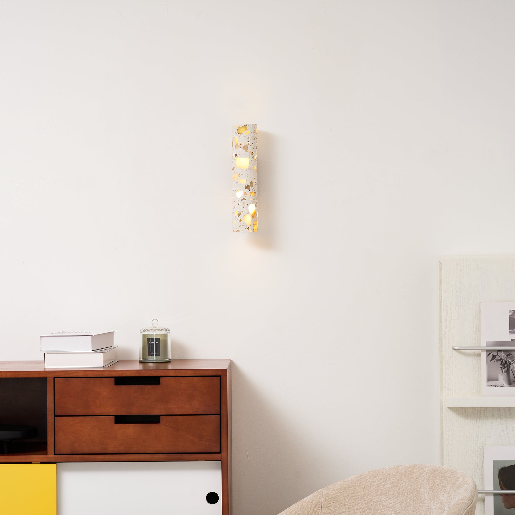 Wandlamp Terrazzo Cilinder – Walnoot Houten Basis – Handgemaakt Natuursteen – Retro Kolom Design – Warm Licht G9 – Woonkamer Slaapkamer Gang | Sansoti