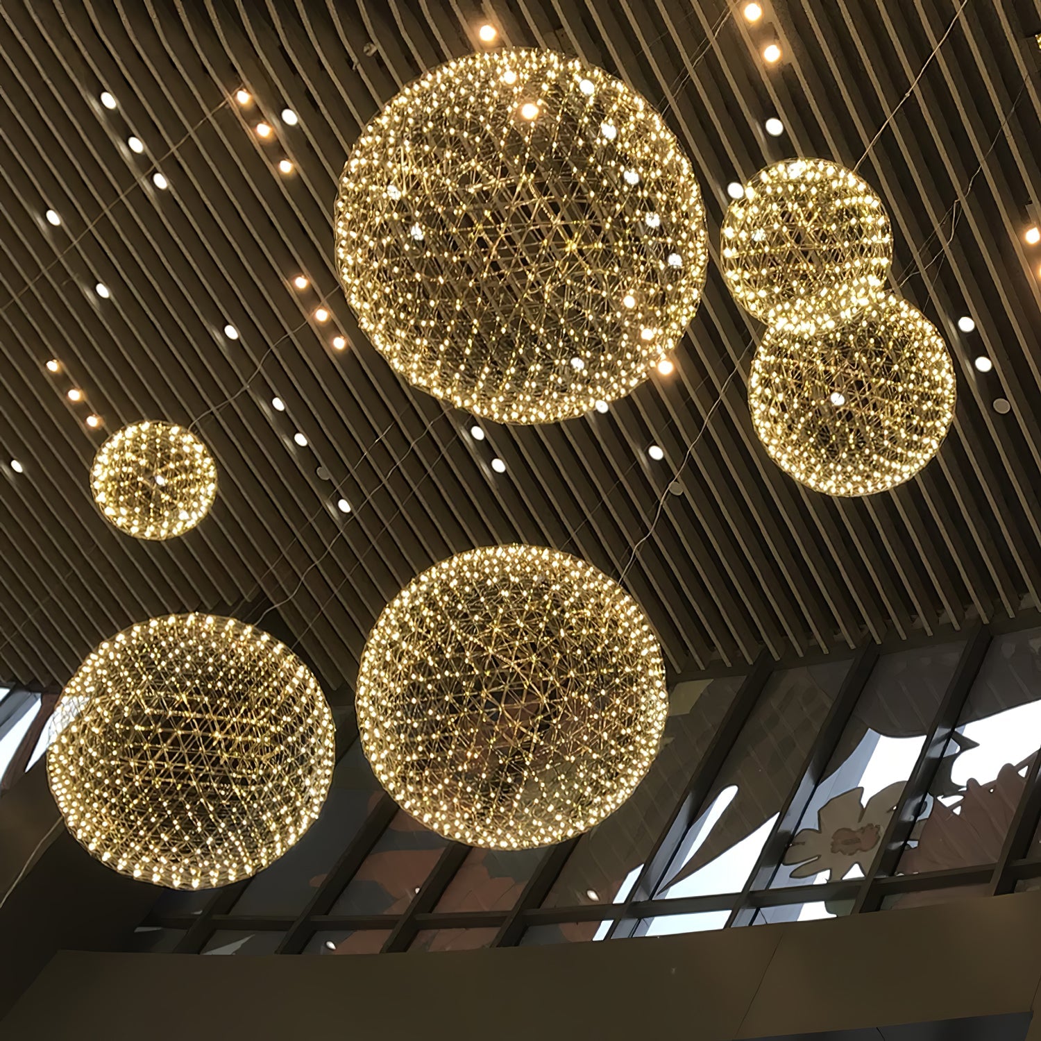 LED Hanglamp Bol Zilver Sfeerverlichting Moderne Lichtbol met Dimbare Lichtpunten Transparante Kristalbol Decoratief Scandinavisch Warm Wit Industrieel Design Interieurlamp | Sansoti
