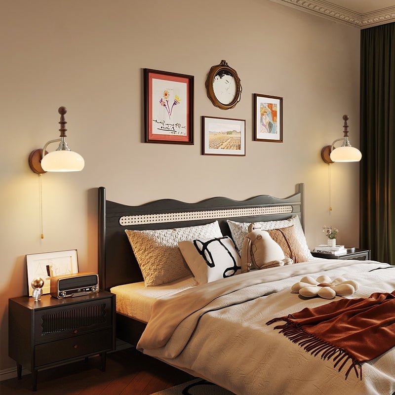Vintage Wandleuchte mit Zugschalter, Wandplatte aus Walnussholz und Opalglasschirm | Restfield