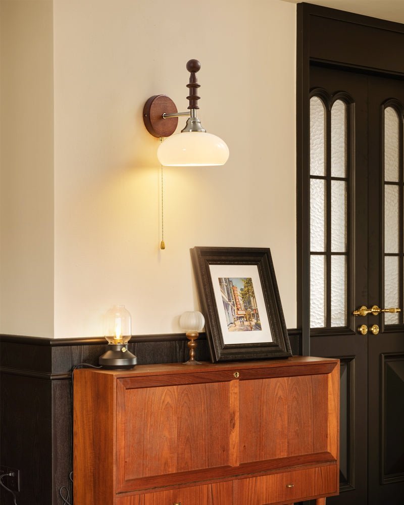 Vintage Wandleuchte mit Zugschalter, Wandplatte aus Walnussholz und Opalglasschirm | Restfield