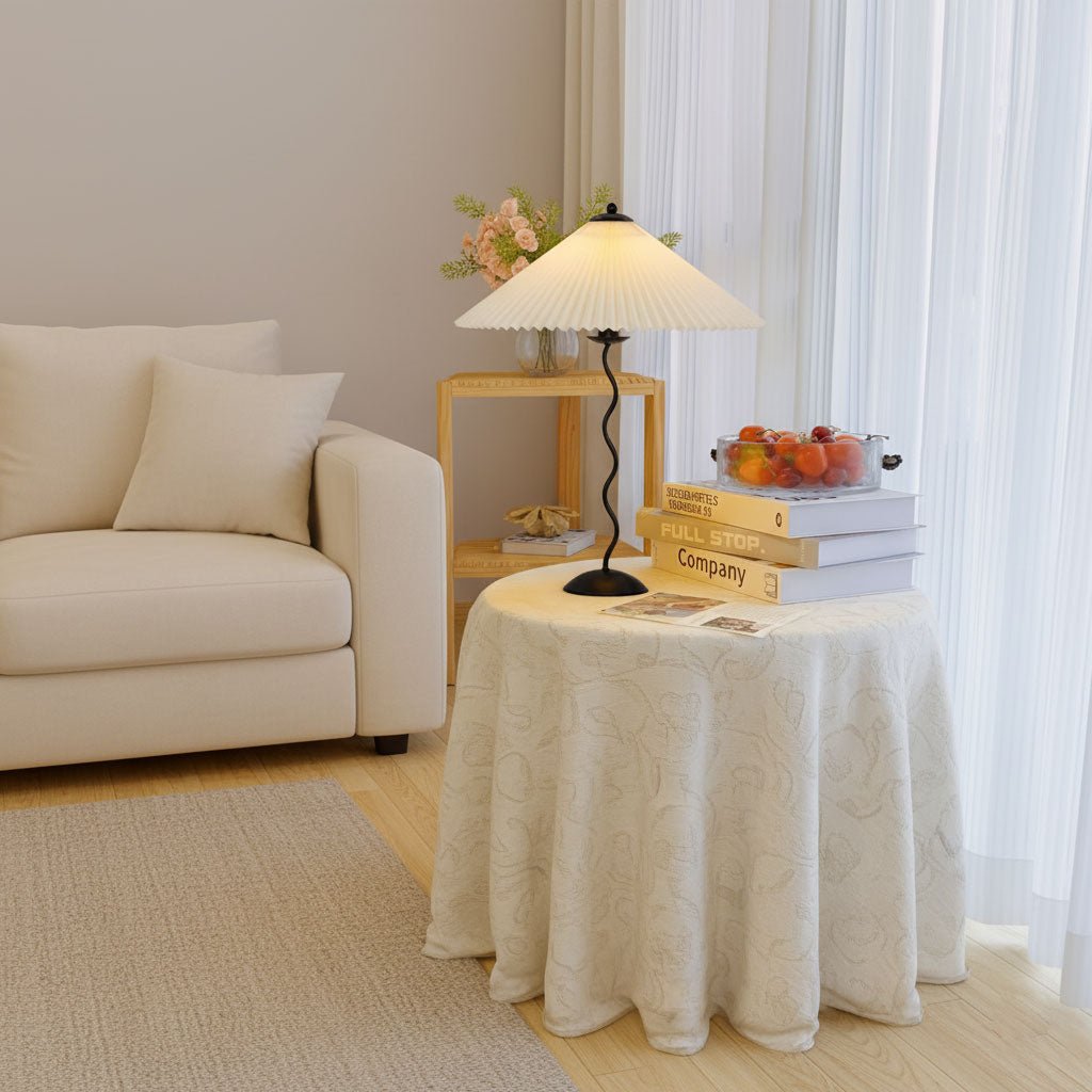 Tafellamp met Golvende Voet en Geplooide Kap – Scandinavisch Accent voor Woonkamer, Gang of Slaapkamer | Zwarte Basis met Beige, Witte, Donkergroene of Zwarte Stoffen Kap | E14 Fitting | Dimbaar met Drukknop | Sansoti