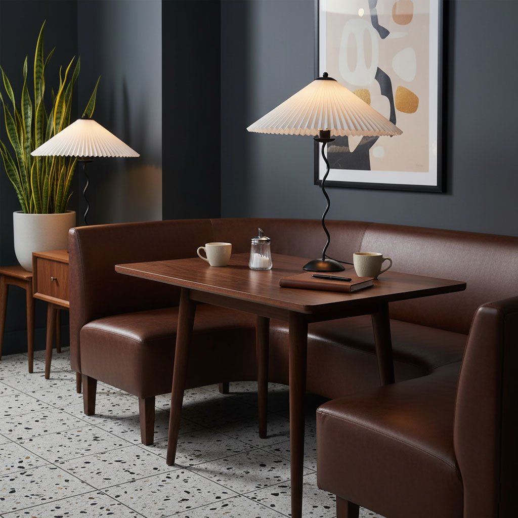 Tafellamp met Golvende Voet en Geplooide Kap – Scandinavisch Accent voor Woonkamer, Gang of Slaapkamer | Zwarte Basis met Beige, Witte, Donkergroene of Zwarte Stoffen Kap | E14 Fitting | Dimbaar met Drukknop | Sansoti