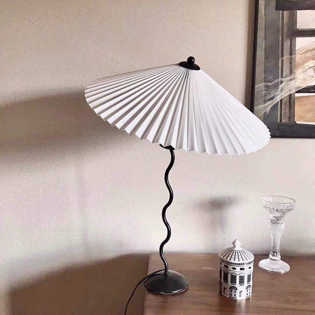 Tafellamp met Golvende Voet en Geplooide Kap – Scandinavisch Accent voor Woonkamer, Gang of Slaapkamer | Zwarte Basis met Beige, Witte, Donkergroene of Zwarte Stoffen Kap | E14 Fitting | Dimbaar met Drukknop | Sansoti