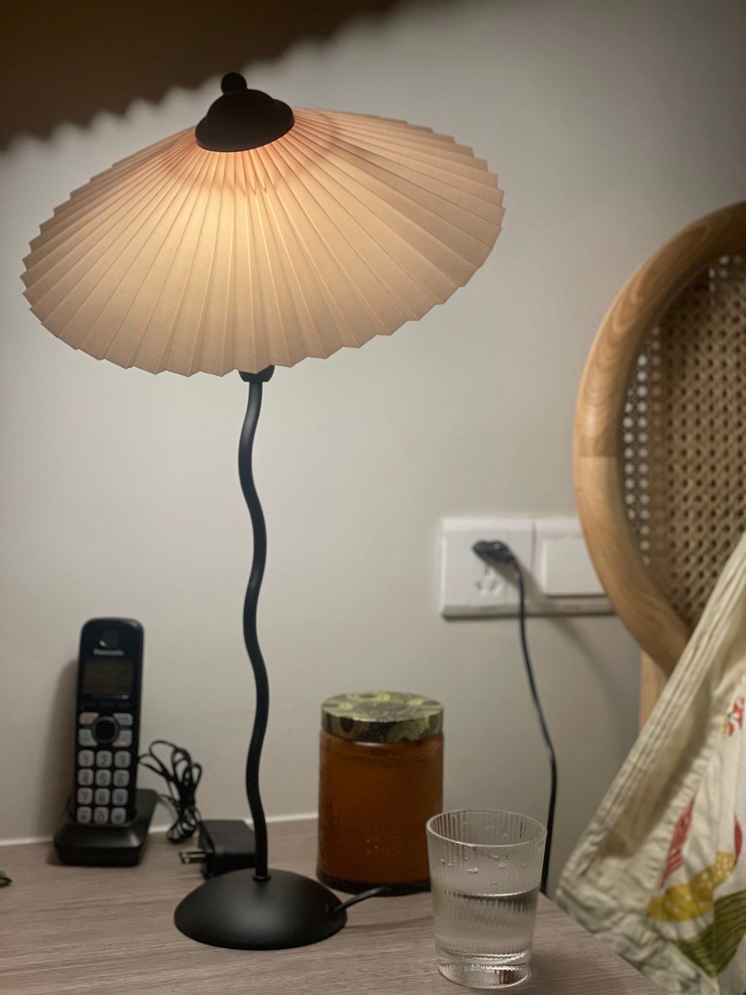 Tafellamp met Golvende Voet en Geplooide Kap – Scandinavisch Accent voor Woonkamer, Gang of Slaapkamer | Zwarte Basis met Beige, Witte, Donkergroene of Zwarte Stoffen Kap | E14 Fitting | Dimbaar met Drukknop | Sansoti