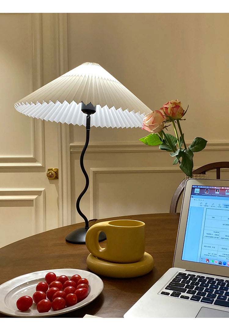 Tafellamp met Golvende Voet en Geplooide Kap – Scandinavisch Accent voor Woonkamer, Gang of Slaapkamer | Zwarte Basis met Beige, Witte, Donkergroene of Zwarte Stoffen Kap | E14 Fitting | Dimbaar met Drukknop | Sansoti