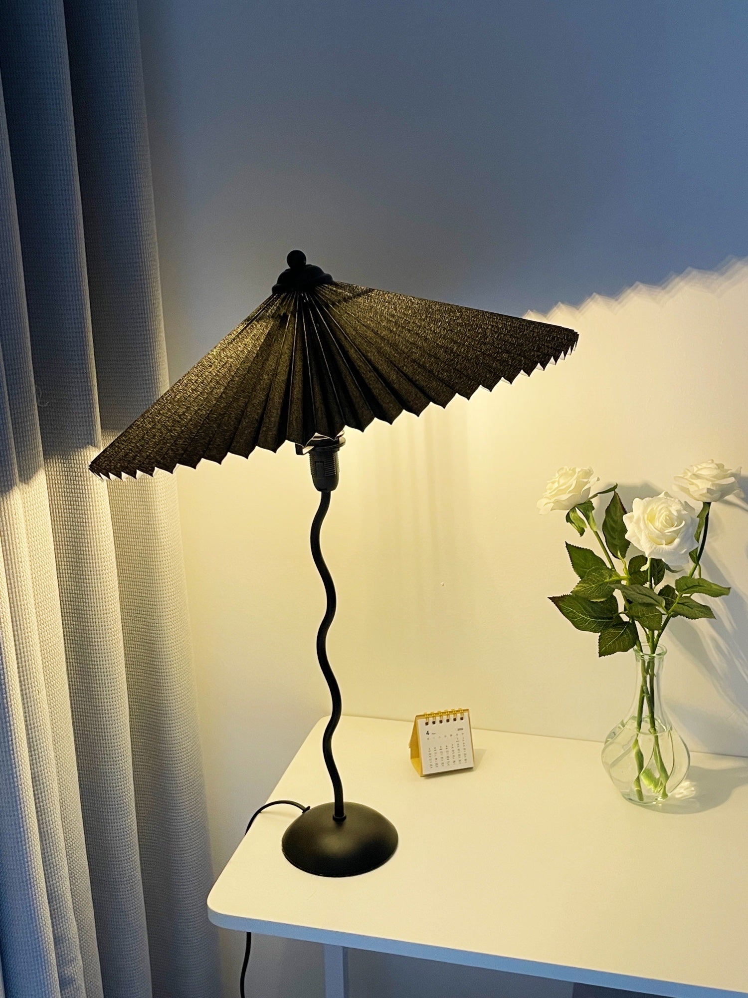 Tafellamp met Golvende Voet en Geplooide Kap – Scandinavisch Accent voor Woonkamer, Gang of Slaapkamer | Zwarte Basis met Beige, Witte, Donkergroene of Zwarte Stoffen Kap | E14 Fitting | Dimbaar met Drukknop | Sansoti