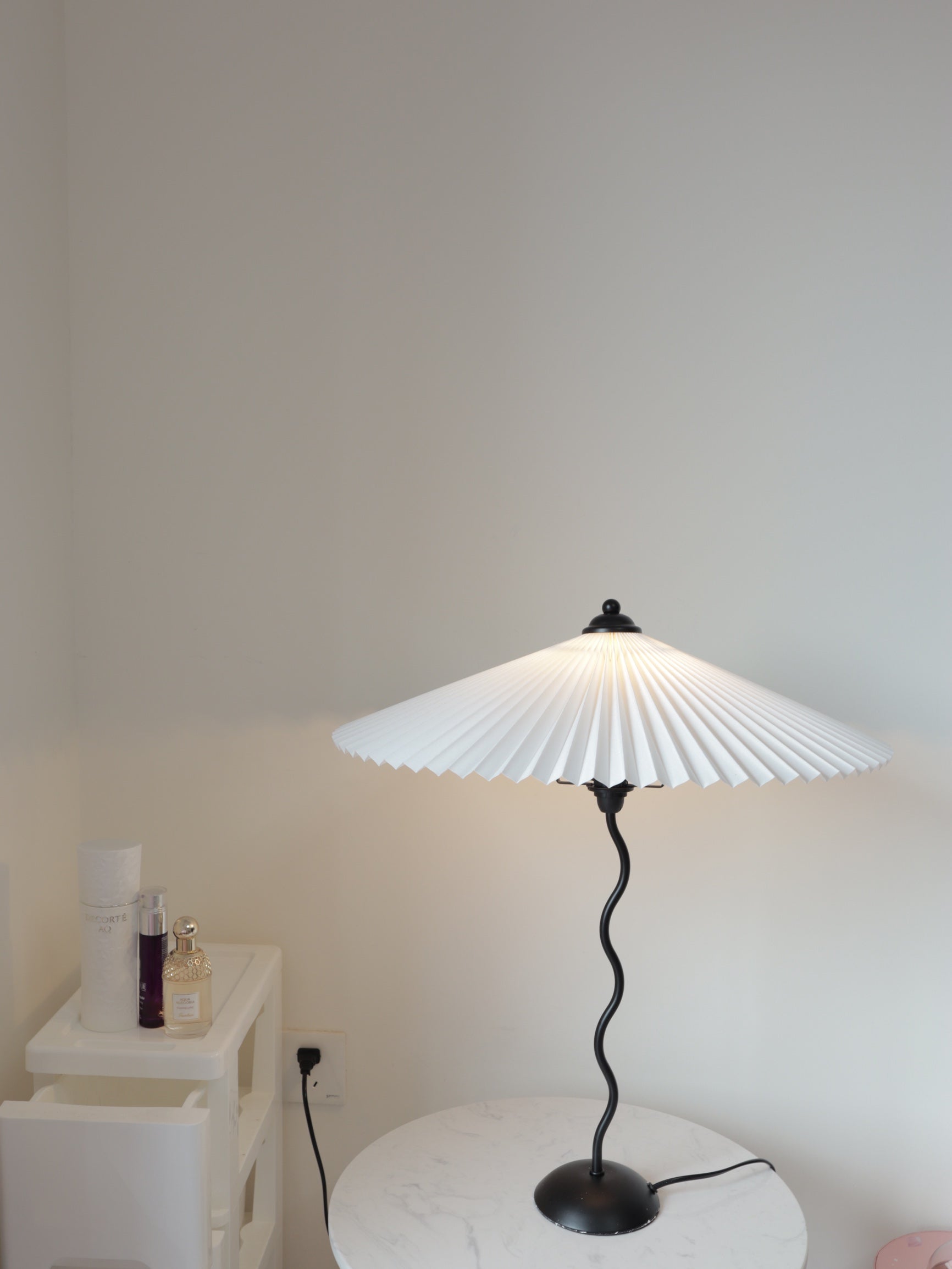 Tafellamp met Golvende Voet en Geplooide Kap – Scandinavisch Accent voor Woonkamer, Gang of Slaapkamer | Zwarte Basis met Beige, Witte, Donkergroene of Zwarte Stoffen Kap | E14 Fitting | Dimbaar met Drukknop | Sansoti