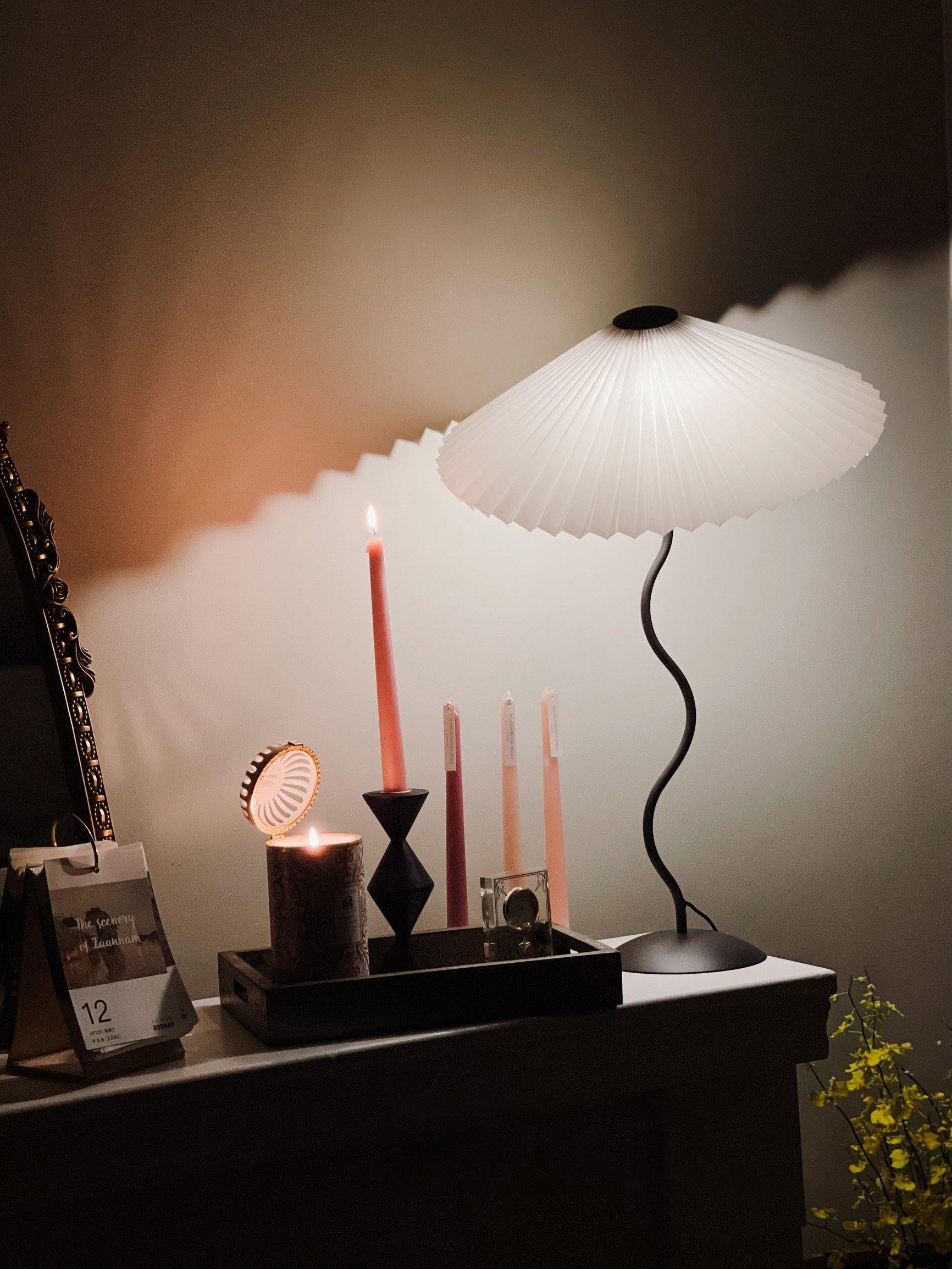 Tafellamp met Golvende Voet en Geplooide Kap – Scandinavisch Accent voor Woonkamer, Gang of Slaapkamer | Zwarte Basis met Beige, Witte, Donkergroene of Zwarte Stoffen Kap | E14 Fitting | Dimbaar met Drukknop | Sansoti
