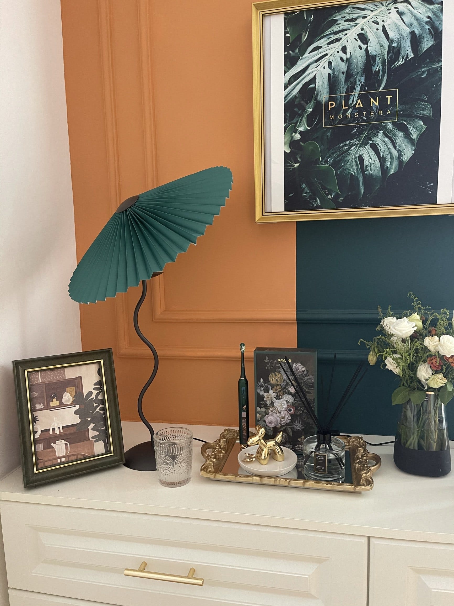 Tafellamp met Golvende Voet en Geplooide Kap – Scandinavisch Accent voor Woonkamer, Gang of Slaapkamer | Zwarte Basis met Beige, Witte, Donkergroene of Zwarte Stoffen Kap | E14 Fitting | Dimbaar met Drukknop | Sansoti