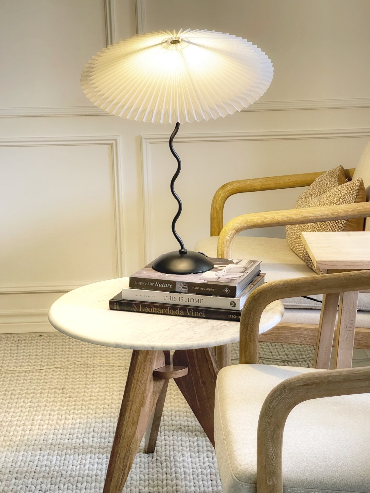 Tafellamp met Golvende Voet en Geplooide Kap – Scandinavisch Accent voor Woonkamer, Gang of Slaapkamer | Zwarte Basis met Beige, Witte, Donkergroene of Zwarte Stoffen Kap | E14 Fitting | Dimbaar met Drukknop | Sansoti