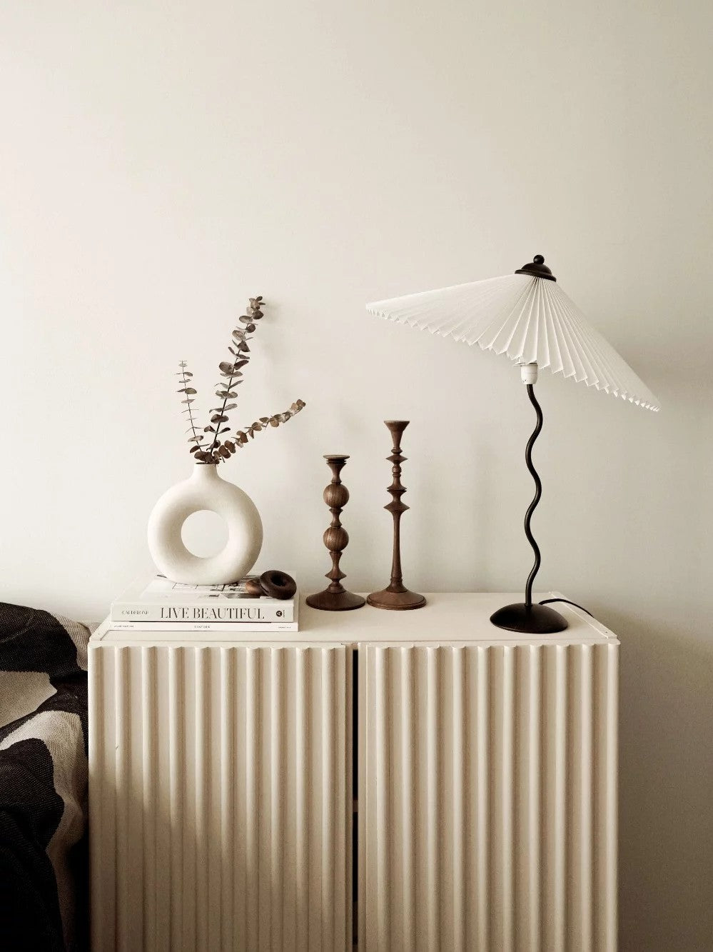 Tafellamp met Golvende Voet en Geplooide Kap – Scandinavisch Accent voor Woonkamer, Gang of Slaapkamer | Zwarte Basis met Beige, Witte, Donkergroene of Zwarte Stoffen Kap | E14 Fitting | Dimbaar met Drukknop | Sansoti