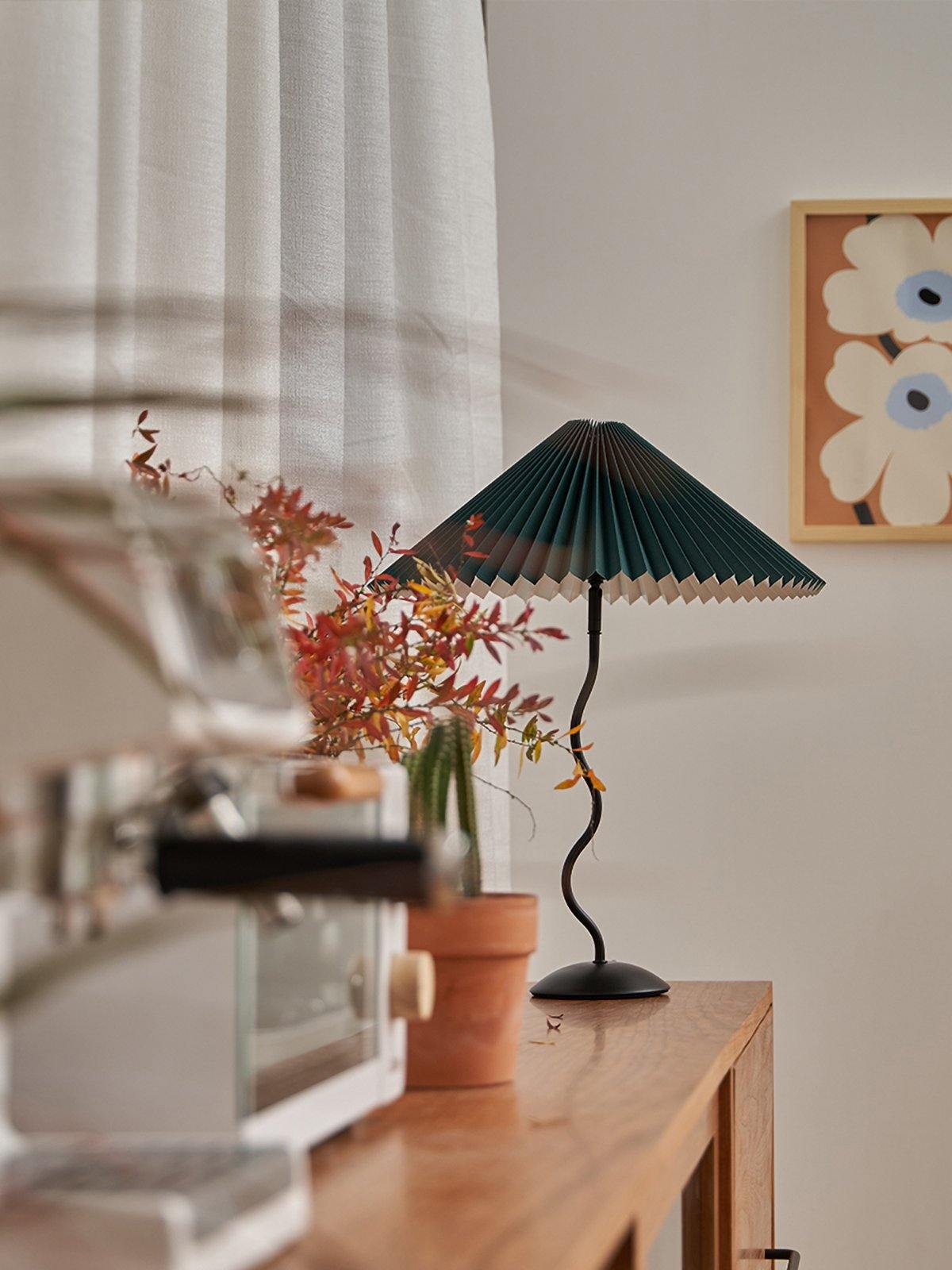 Tafellamp met Golvende Voet en Geplooide Kap – Scandinavisch Accent voor Woonkamer, Gang of Slaapkamer | Zwarte Basis met Beige, Witte, Donkergroene of Zwarte Stoffen Kap | E14 Fitting | Dimbaar met Drukknop | Sansoti
