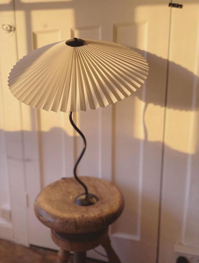 Tafellamp met Golvende Voet en Geplooide Kap – Scandinavisch Accent voor Woonkamer, Gang of Slaapkamer | Zwarte Basis met Beige, Witte, Donkergroene of Zwarte Stoffen Kap | E14 Fitting | Dimbaar met Drukknop | Sansoti
