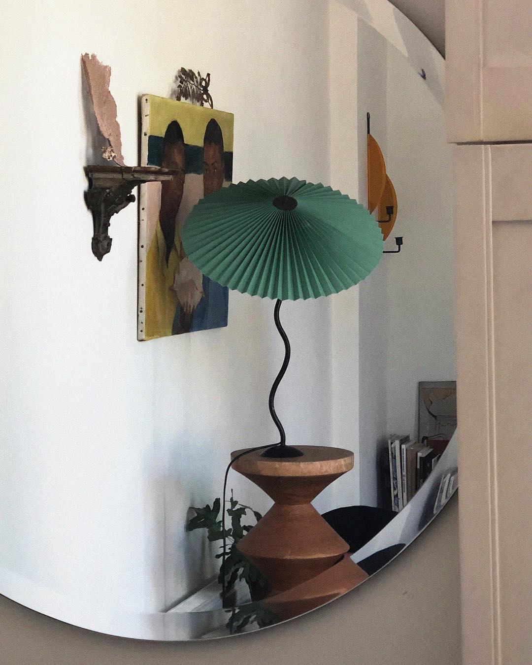 Tafellamp met Golvende Voet en Geplooide Kap – Scandinavisch Accent voor Woonkamer, Gang of Slaapkamer | Zwarte Basis met Beige, Witte, Donkergroene of Zwarte Stoffen Kap | E14 Fitting | Dimbaar met Drukknop | Sansoti