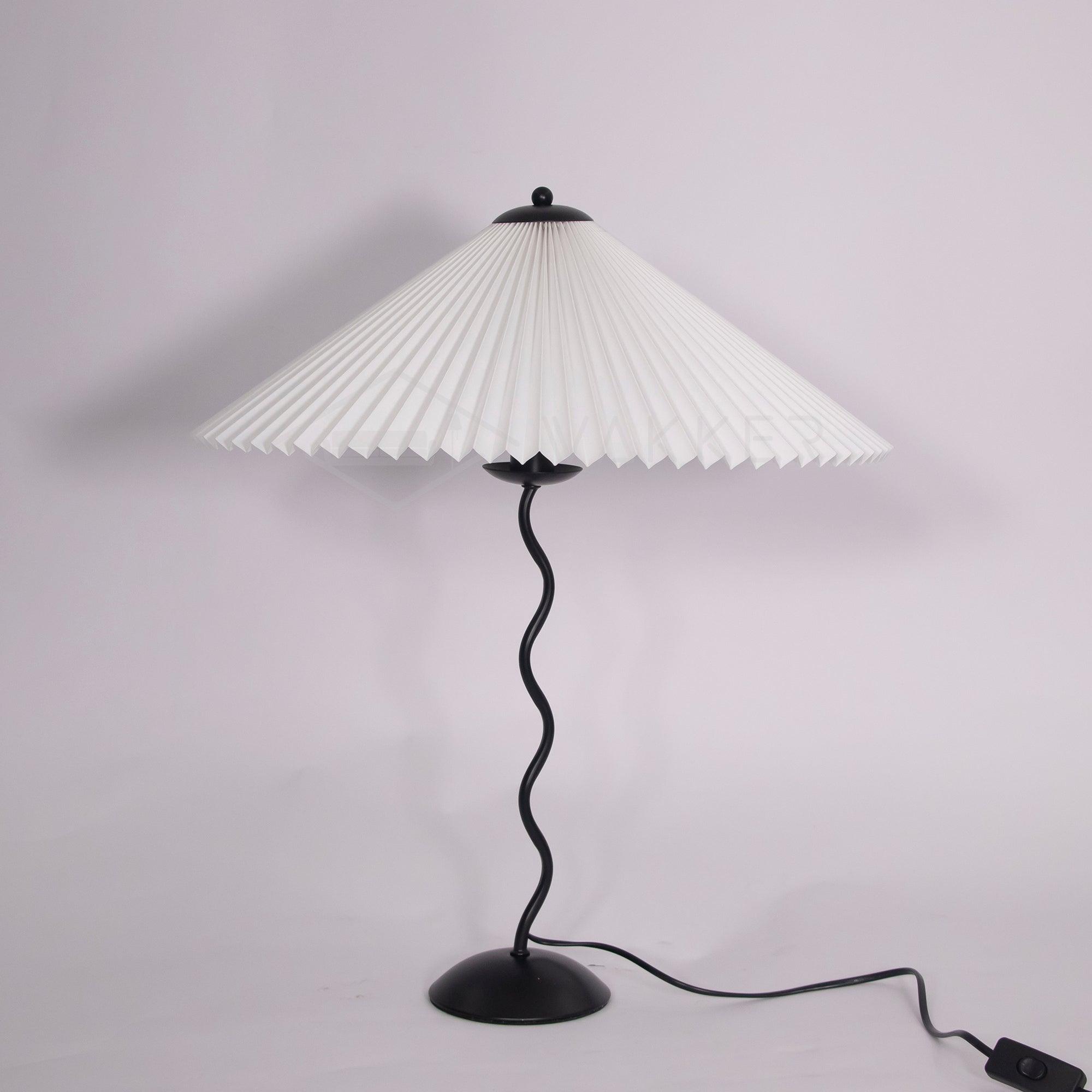 Tafellamp met Golvende Voet en Geplooide Kap – Scandinavisch Accent voor Woonkamer, Gang of Slaapkamer | Zwarte Basis met Beige, Witte, Donkergroene of Zwarte Stoffen Kap | E14 Fitting | Dimbaar met Drukknop | Sansoti