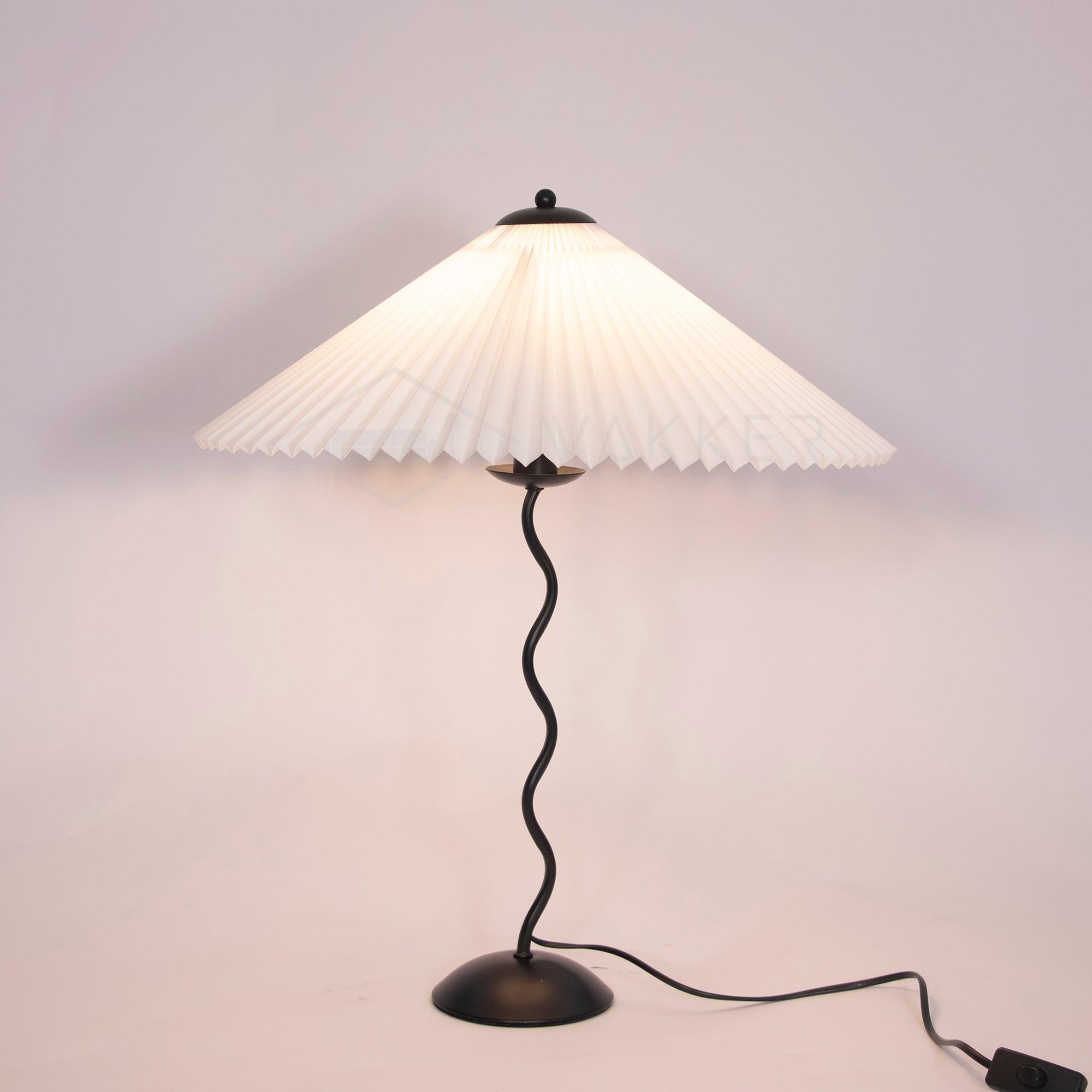 Tafellamp met Golvende Voet en Geplooide Kap – Scandinavisch Accent voor Woonkamer, Gang of Slaapkamer | Zwarte Basis met Beige, Witte, Donkergroene of Zwarte Stoffen Kap | E14 Fitting | Dimbaar met Drukknop | Sansoti