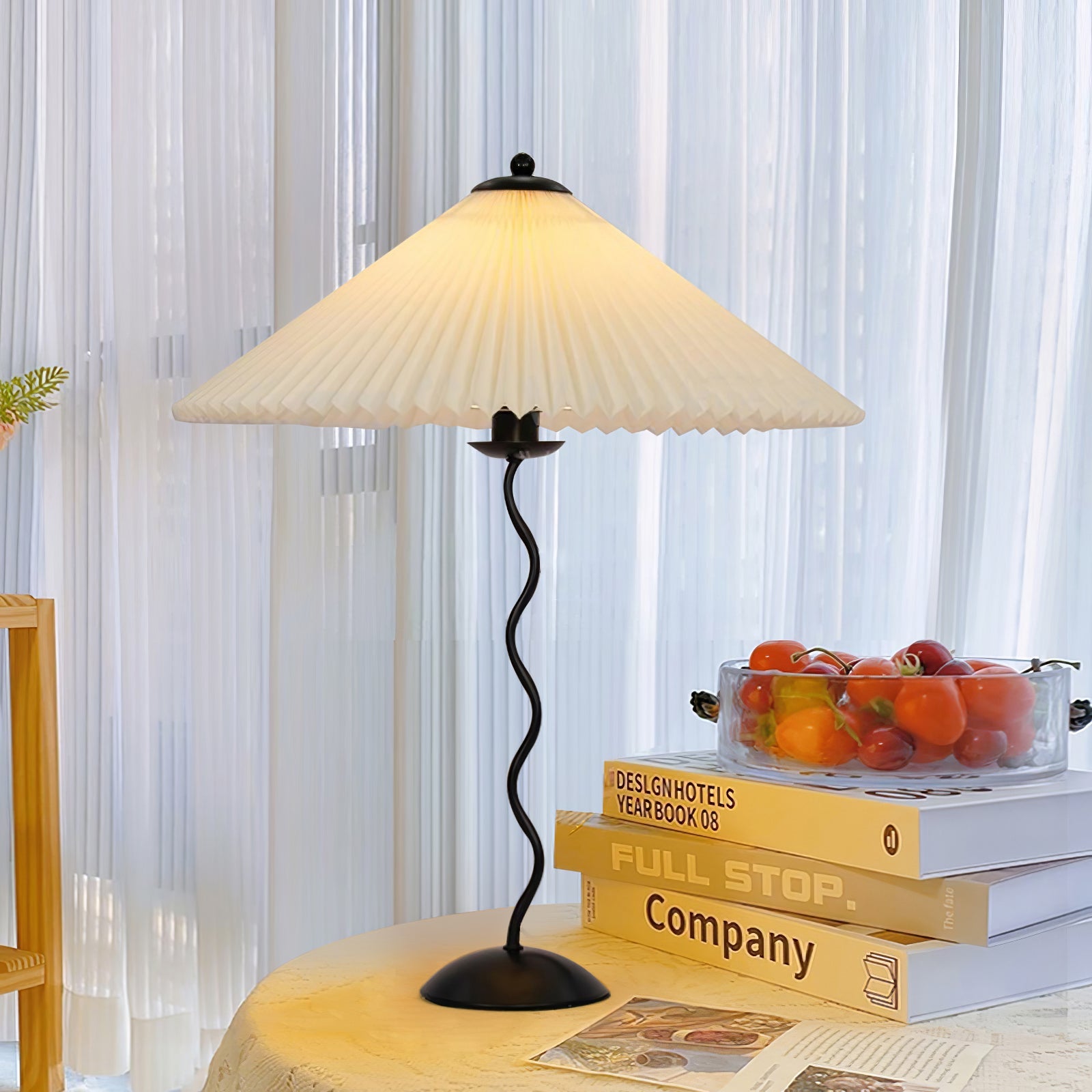 Tafellamp met Golvende Voet en Geplooide Kap – Scandinavisch Accent voor Woonkamer, Gang of Slaapkamer | Zwarte Basis met Beige, Witte, Donkergroene of Zwarte Stoffen Kap | E14 Fitting | Dimbaar met Drukknop | Sansoti