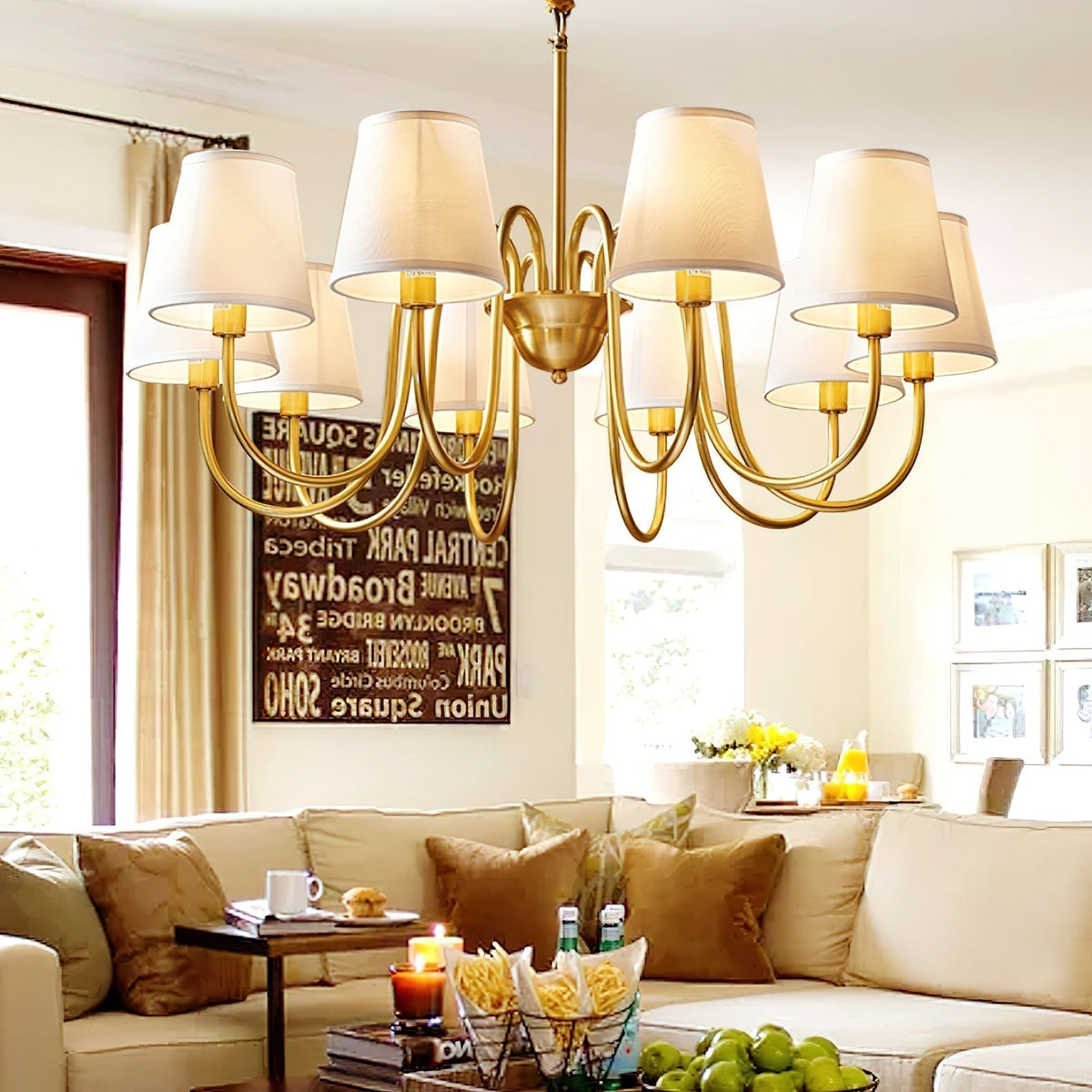 Klassischer Stoff-Kronleuchter mit Messingrahmen, mehreren Leuchtstellen und elegantem weißen Design für das Wohnzimmer | Sansoti