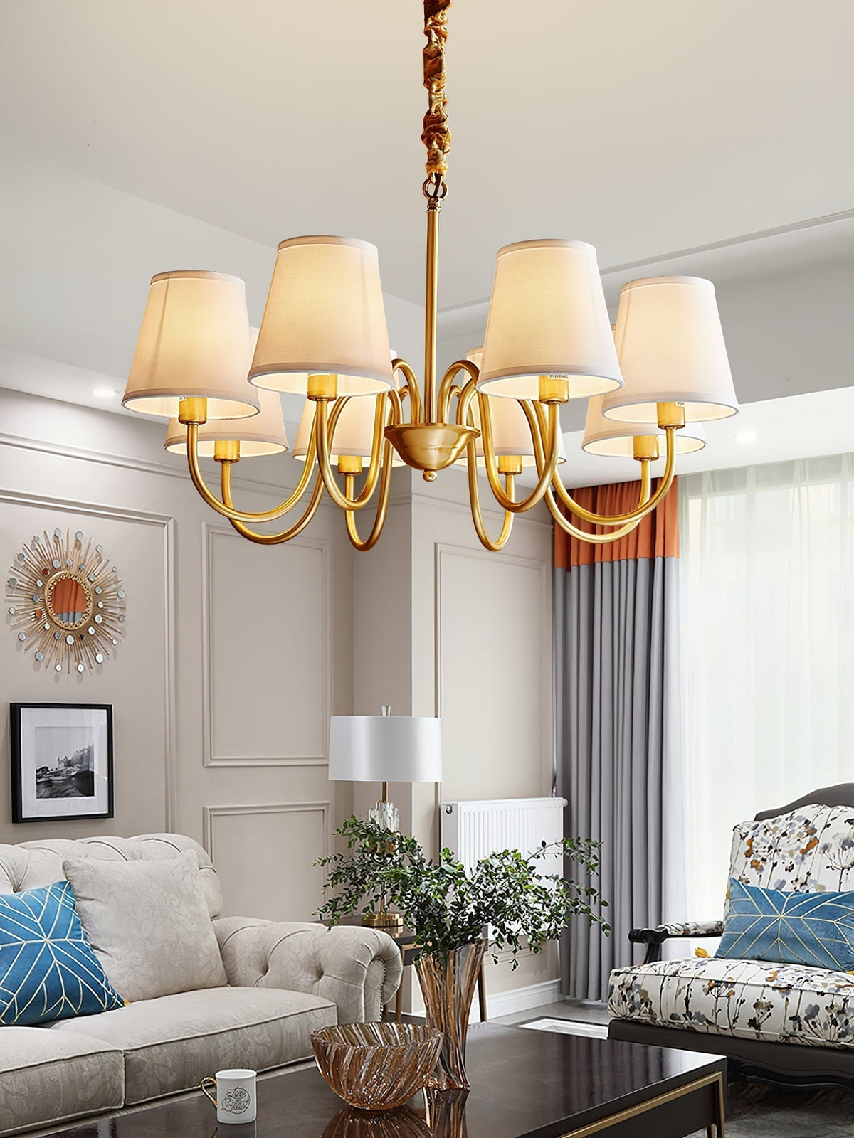 Klassischer Stoff-Kronleuchter mit Messingrahmen, mehreren Leuchtstellen und elegantem weißen Design für das Wohnzimmer | Sansoti