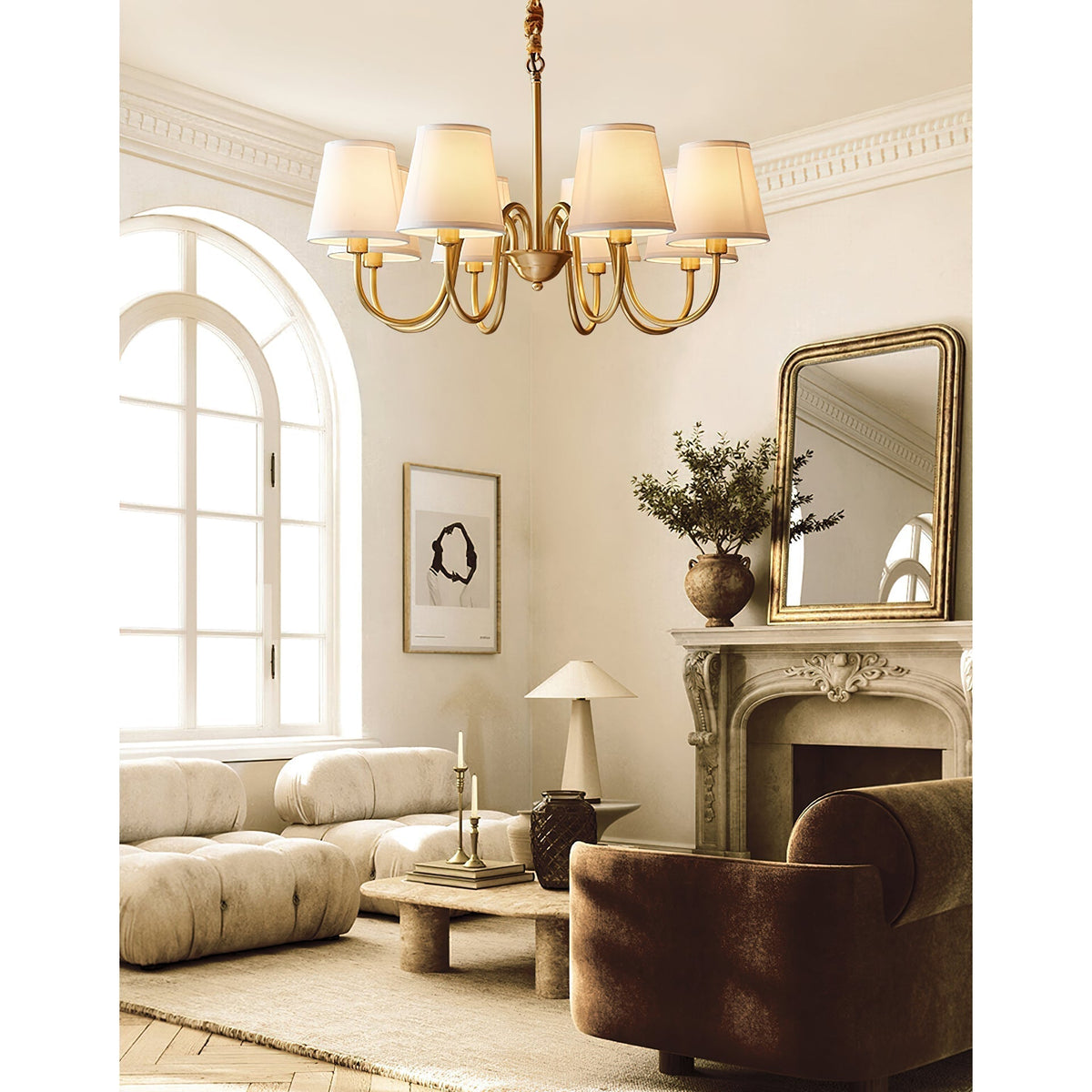 Klassischer Stoff-Kronleuchter mit Messingrahmen, mehreren Leuchtstellen und elegantem weißen Design für das Wohnzimmer | Sansoti
