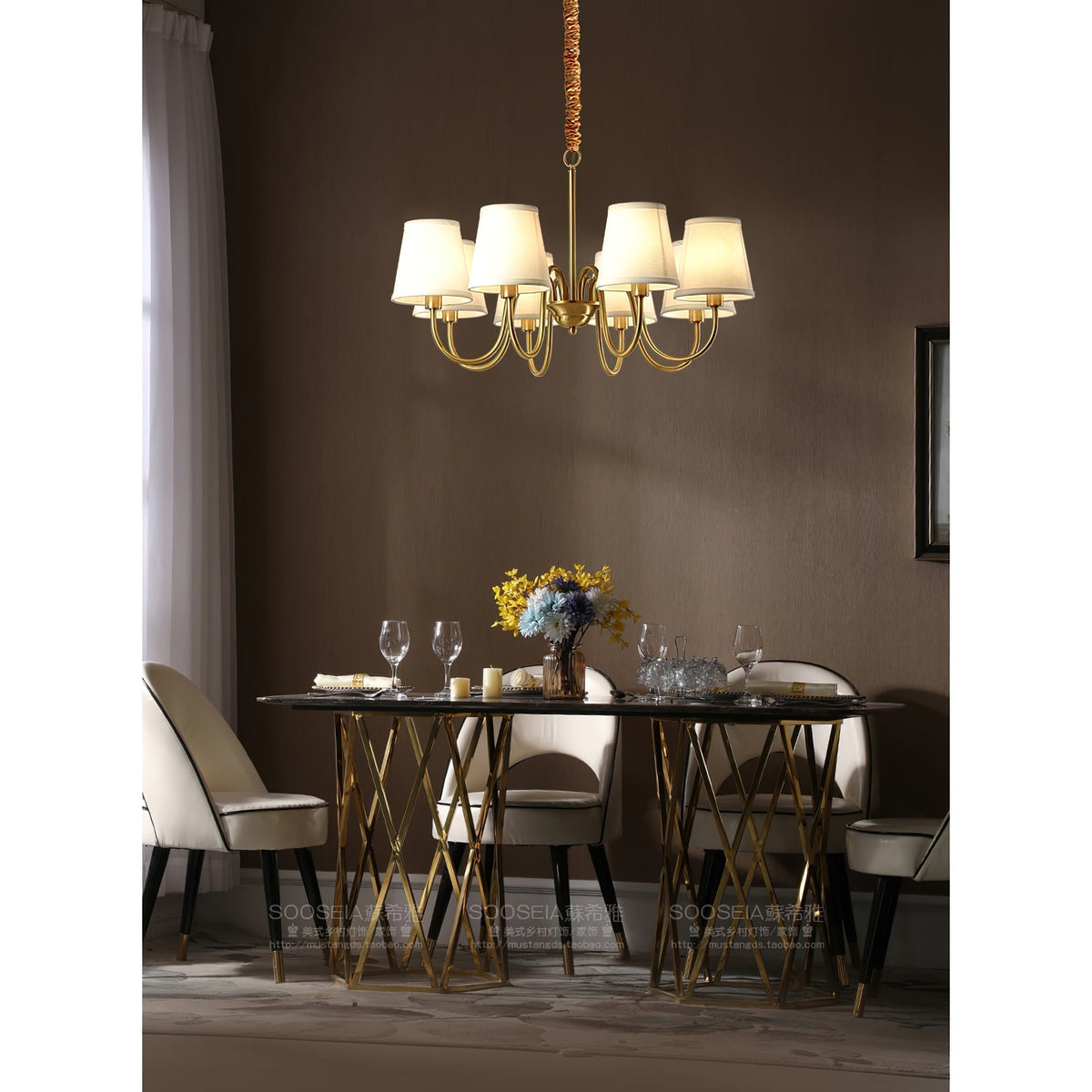 Klassischer Stoff-Kronleuchter mit Messingrahmen, mehreren Leuchtstellen und elegantem weißen Design für das Wohnzimmer | Sansoti