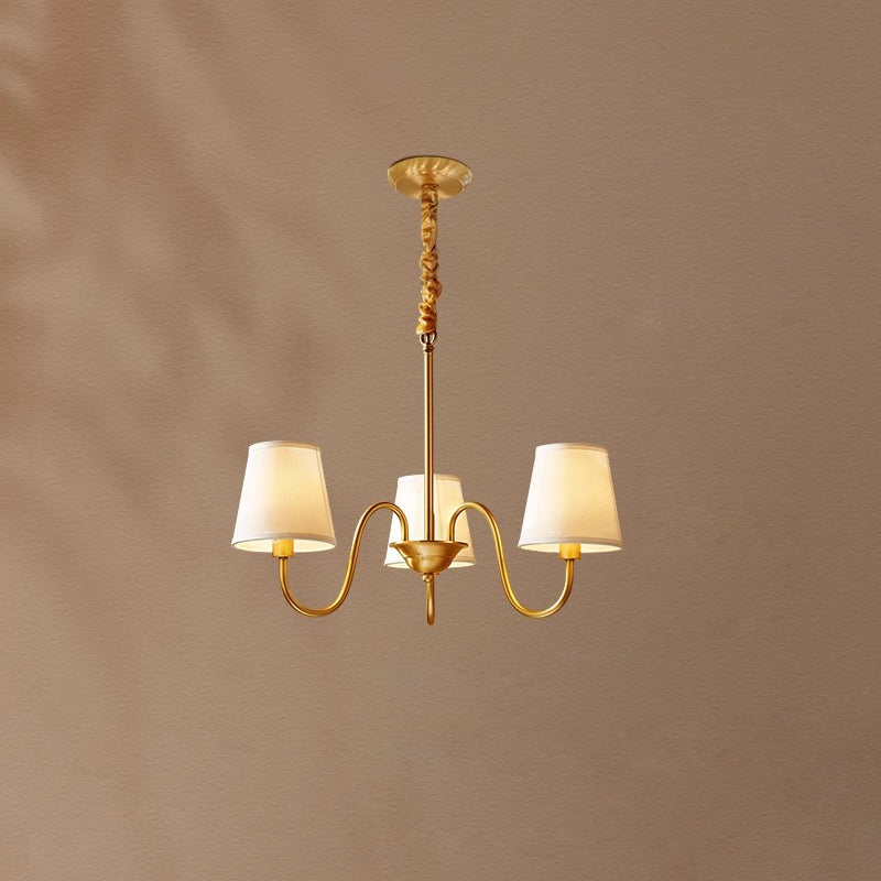 Klassischer Stoff-Kronleuchter mit Messingrahmen, mehreren Leuchtstellen und elegantem weißen Design für das Wohnzimmer | Sansoti